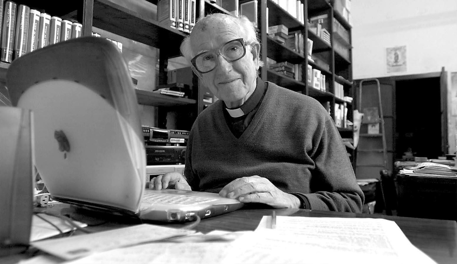 El jesuita Jorge Loring, en su despacho de la calle Arbolí