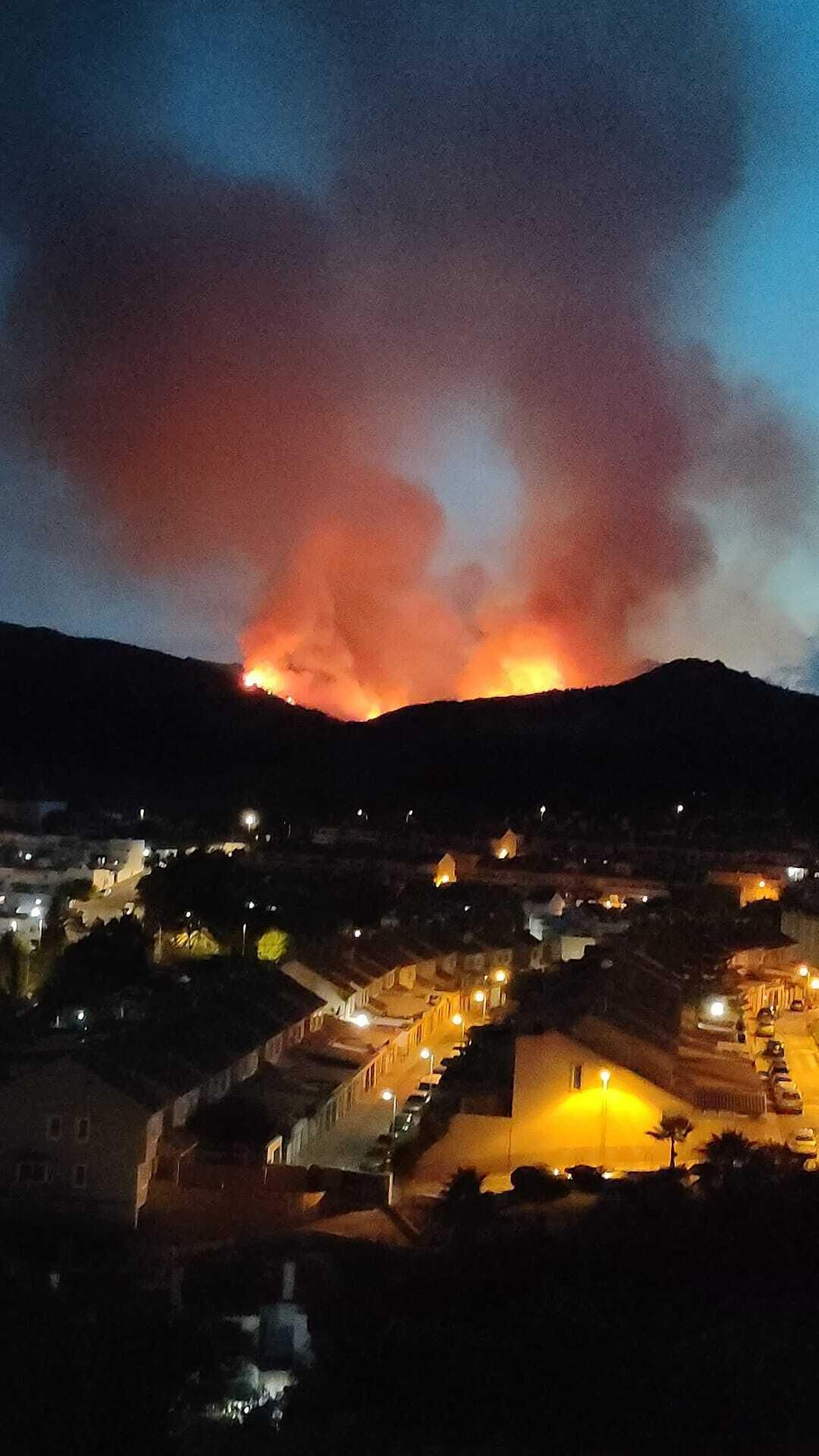 Las fotos del incendio entre las Pantallas y la Marchenilla, en Algeciras