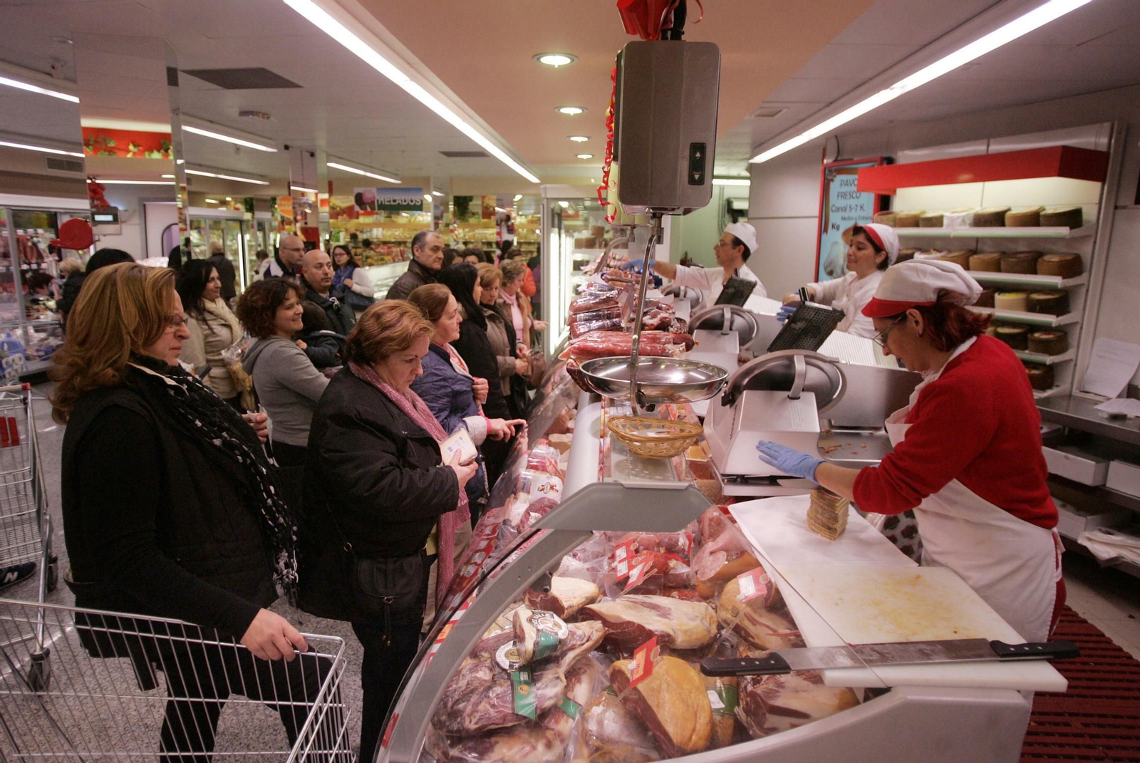Colas en un supermercado Deza.
