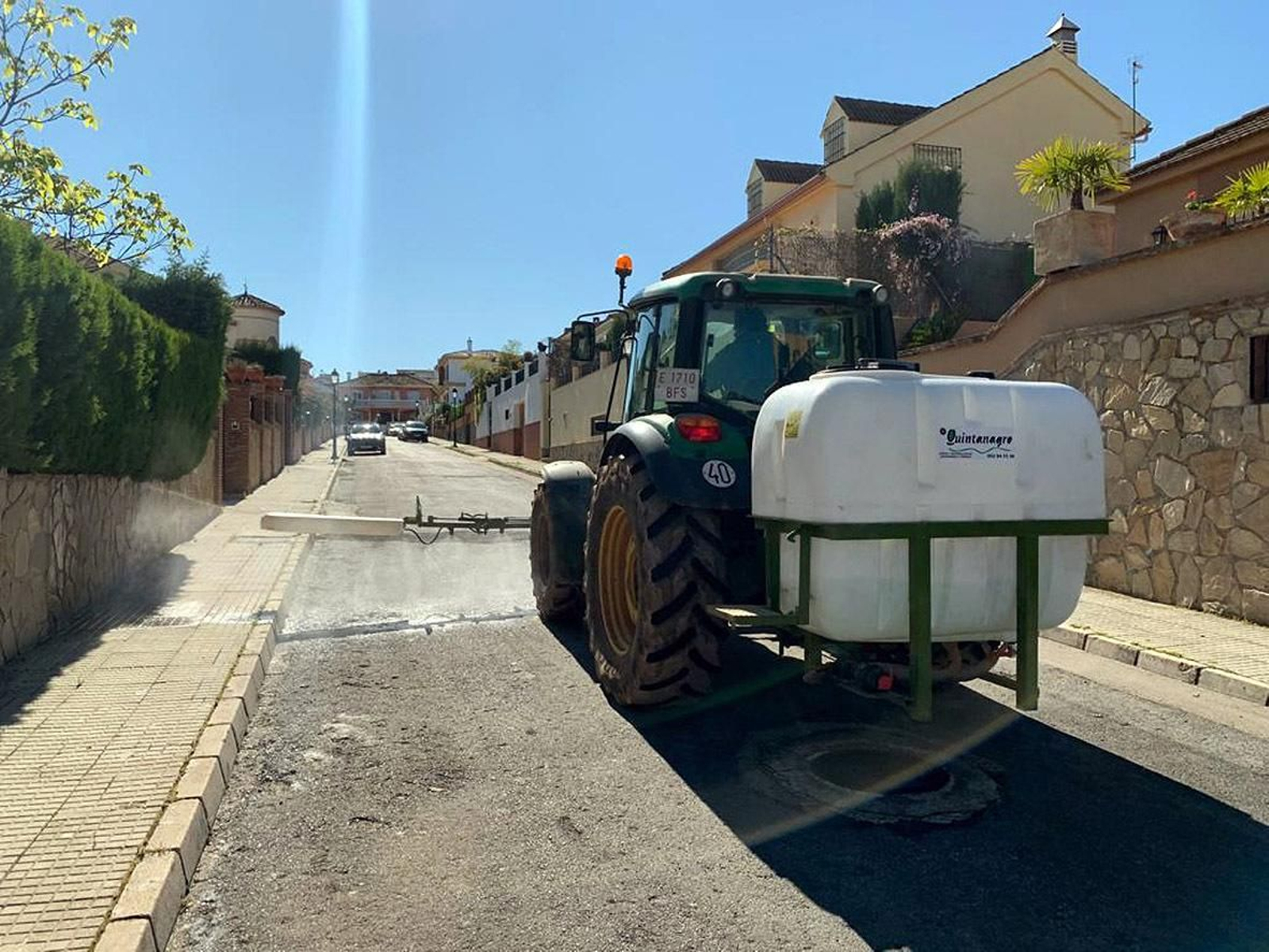 Tractor trabajando en el interior del casco urbano de Antequera