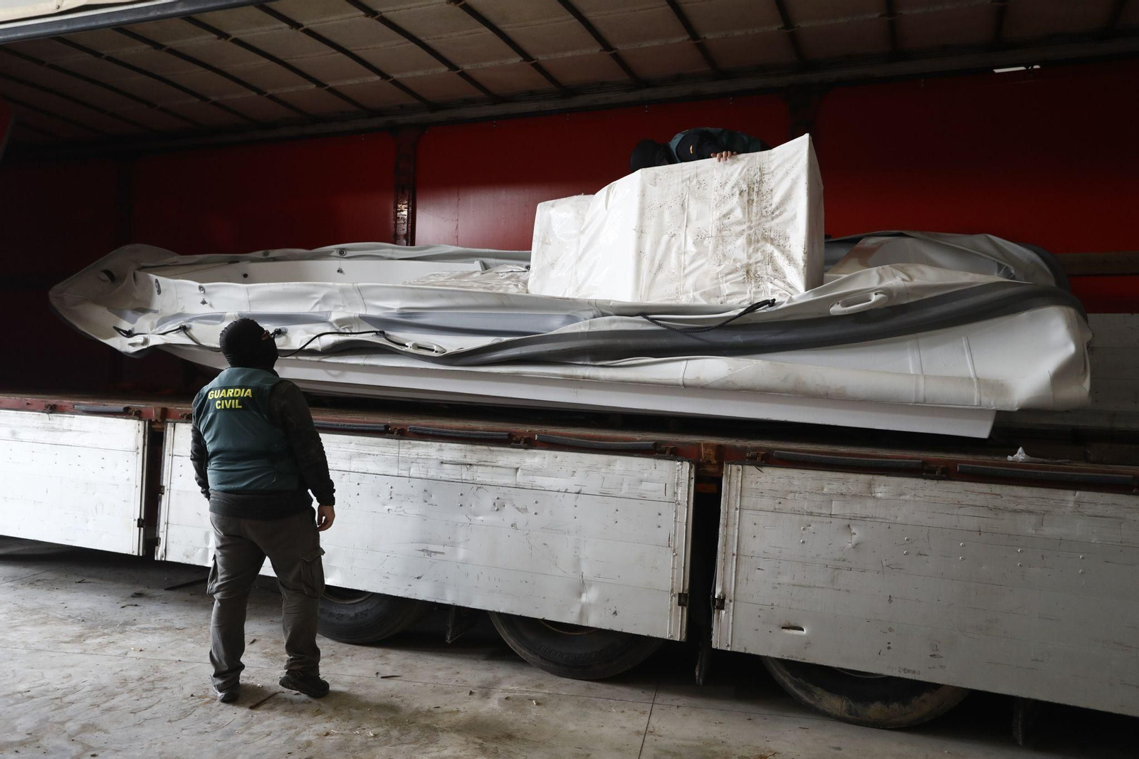 La narcolancha descubierta en una nave de Utrera.