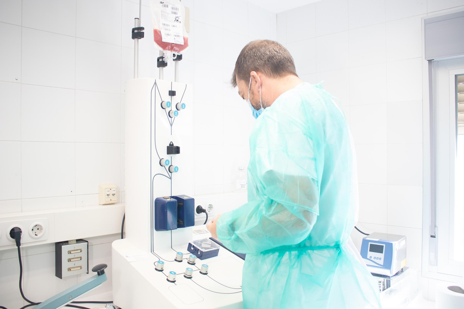 Una de las salas blancas del hospital donde se preparan este tipo de trasplantes.