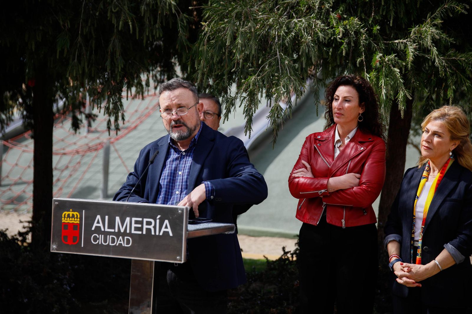 Las imágenes de la plantación de un olivo y el entierro de una cápsula del tiempo