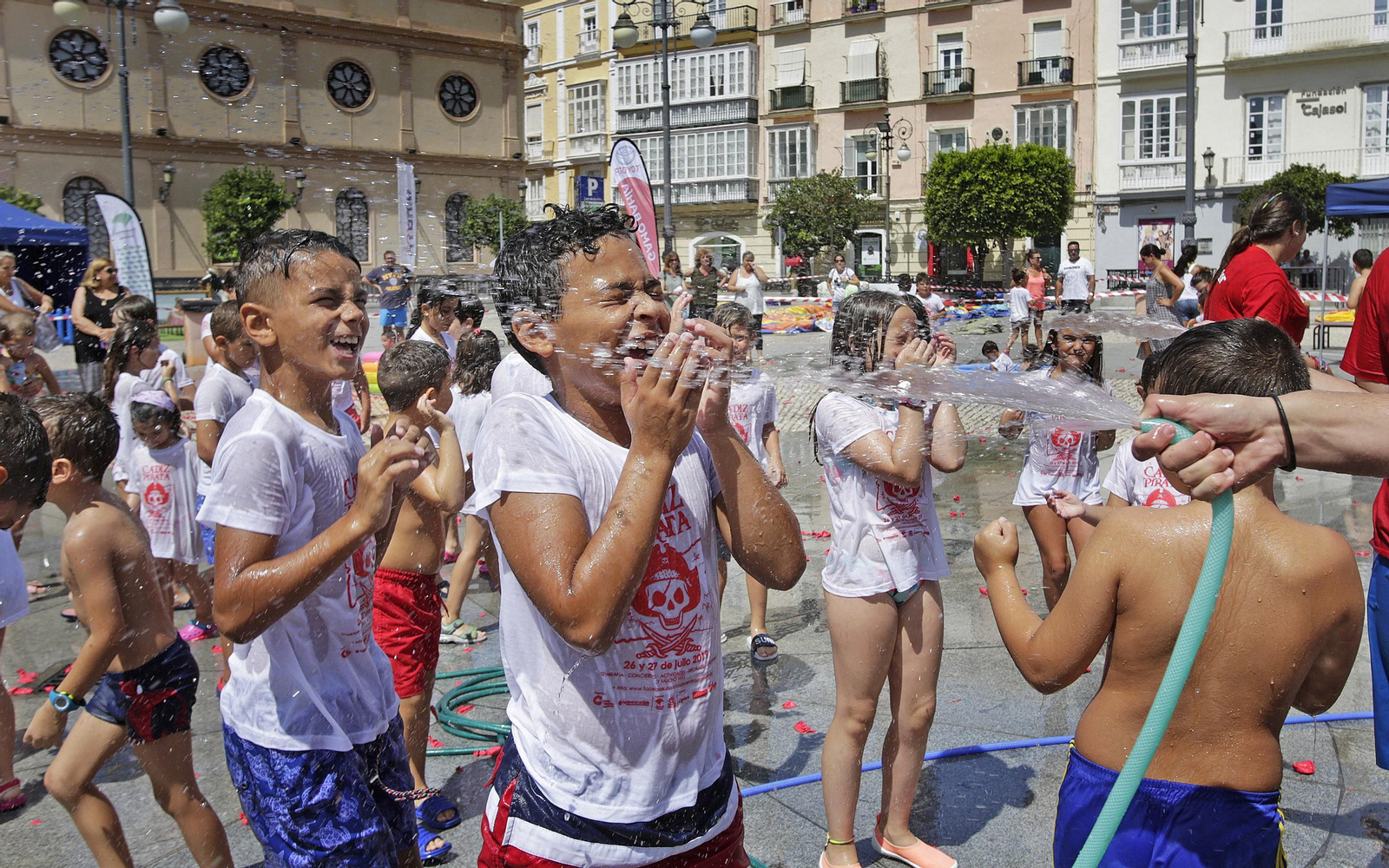 Un grupo de niños se divierte en una actividad lúdica en la plaza de San Antonio.