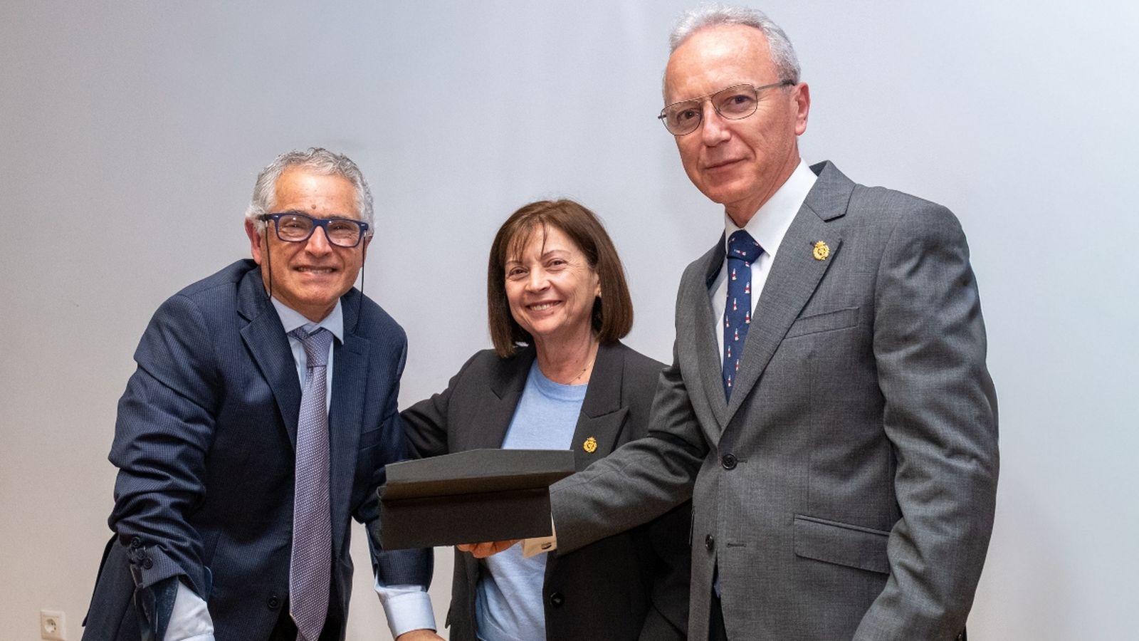 El neumólogo Antonio Pereira recibiendo el galardón.
