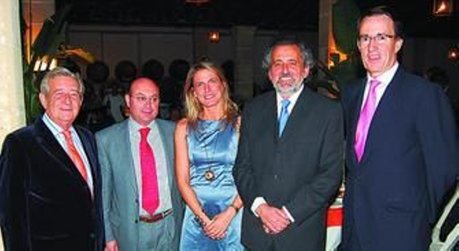 Arriba, los organizadores junto a Alfonso Rodríguez, Jiménez y González-Gordon. Abajo, en plena fiesta.