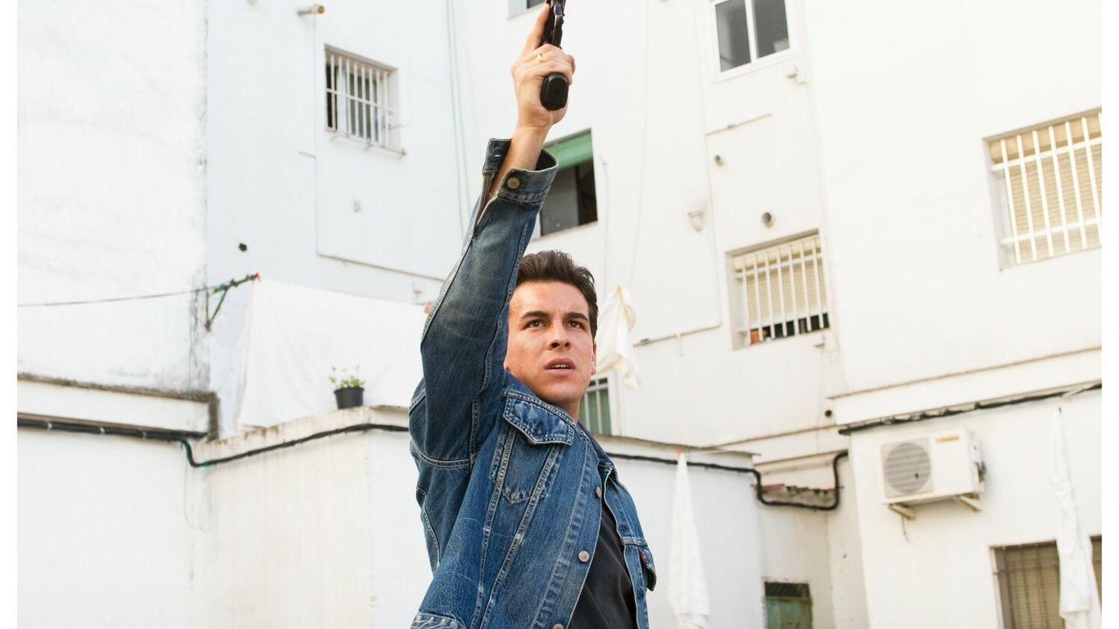 Mario Casas, en Grupo 7, interpretando un papel inspirado en Domingo Delgado.