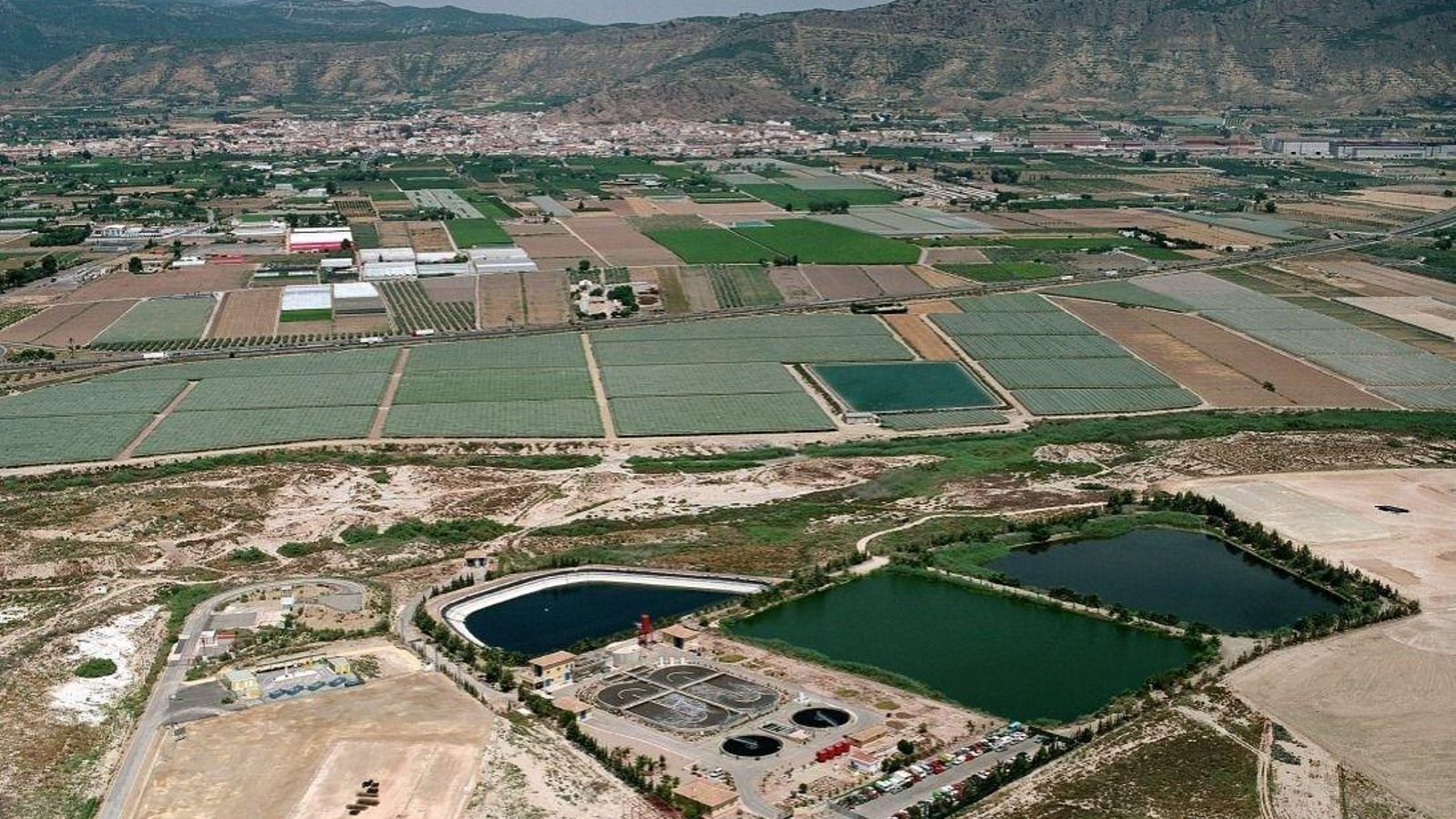 Imagen aérea de la EDAR de Alhama de Murcia, que reutiliza el 100% de sus aguas regeneradas  para uso agrícola.