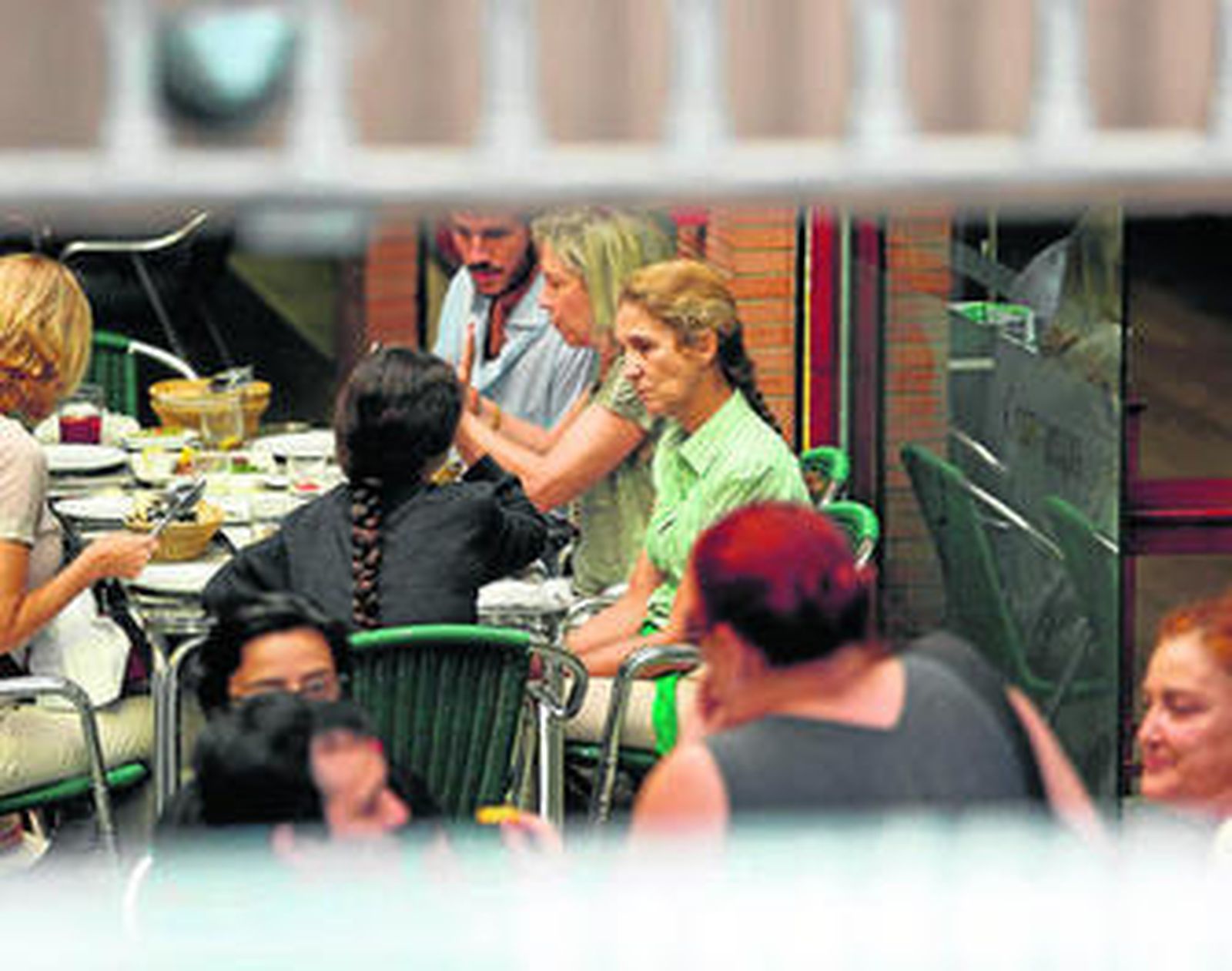 La Infanta y su hija sentadas en el velador de Casa Belmonte, dentro del Mercado de Triana. ayer.