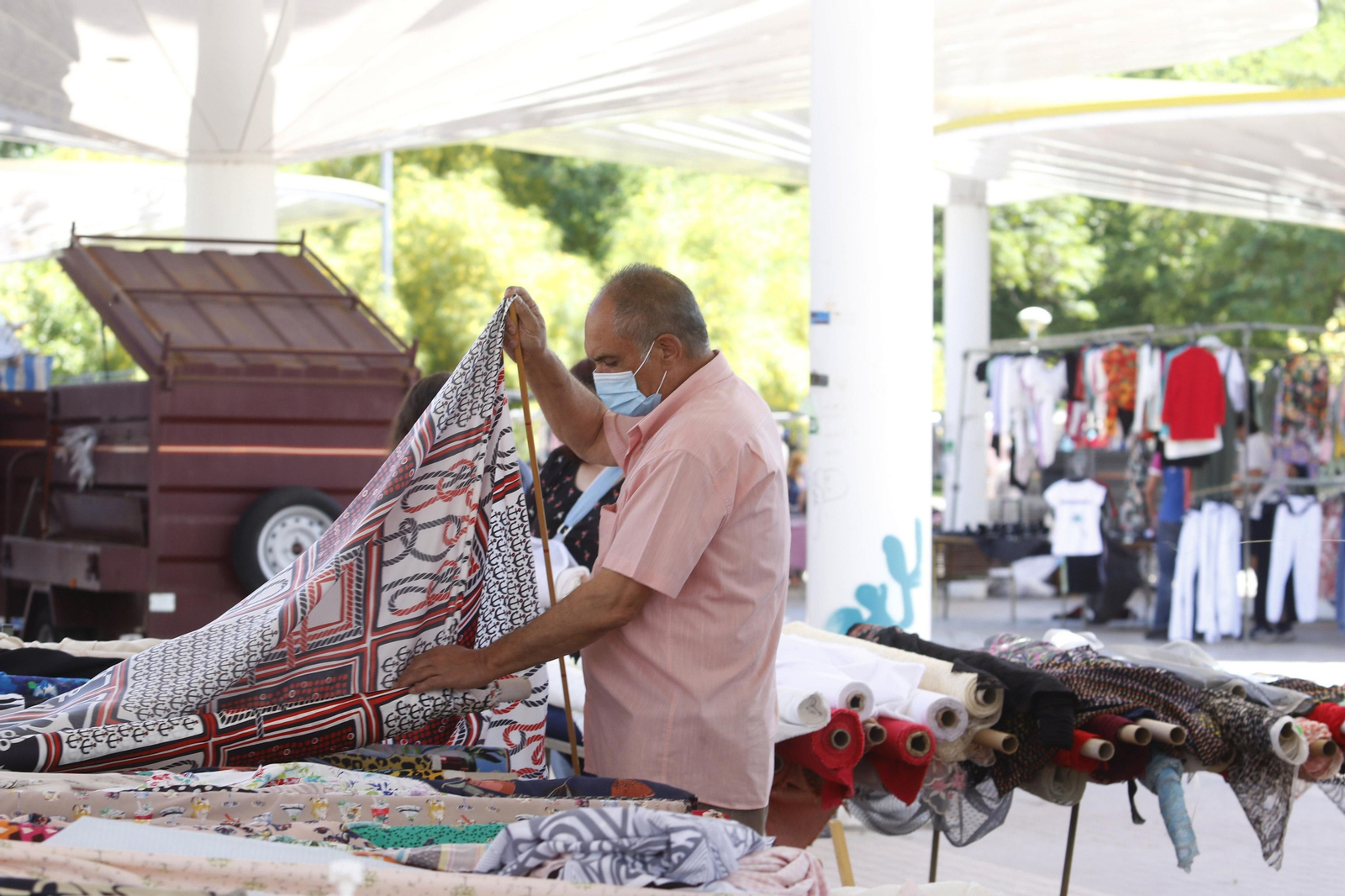 El regreso de los mercadillos de Córdoba tras la crisis del coronavirus, en fotos