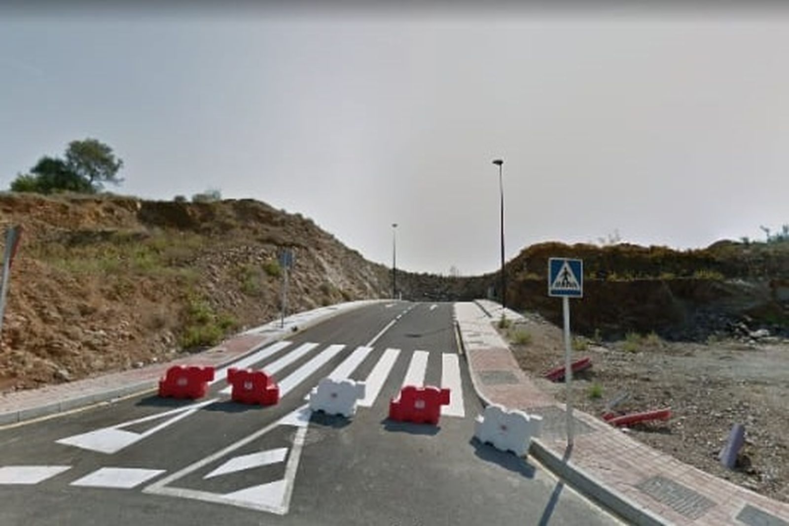 Vial al norte del campo de fútbol de Rincón de la Victoria.