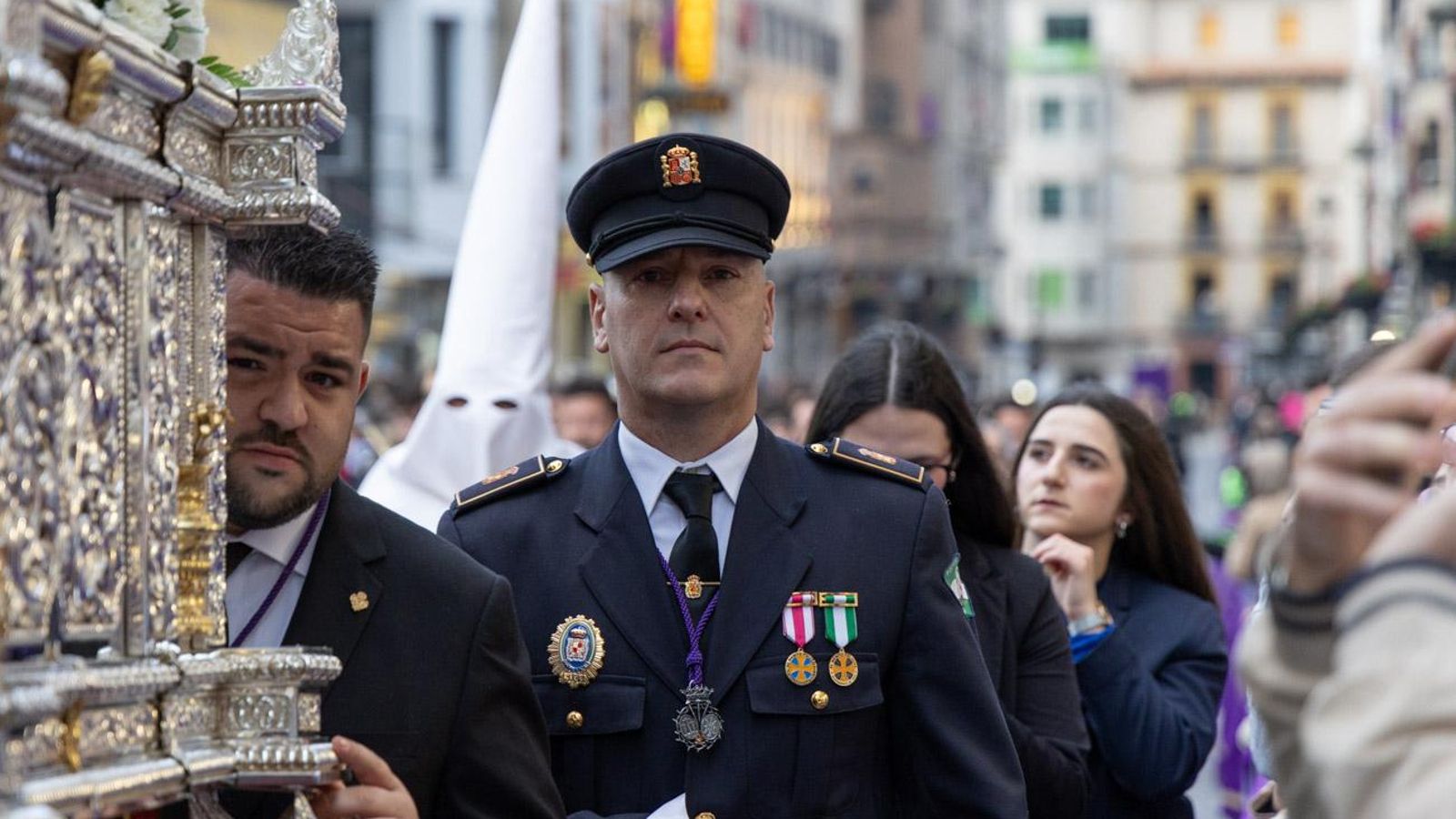 Los cofrades se rinden ante los grandes pasos de misterio del Lunes Santo