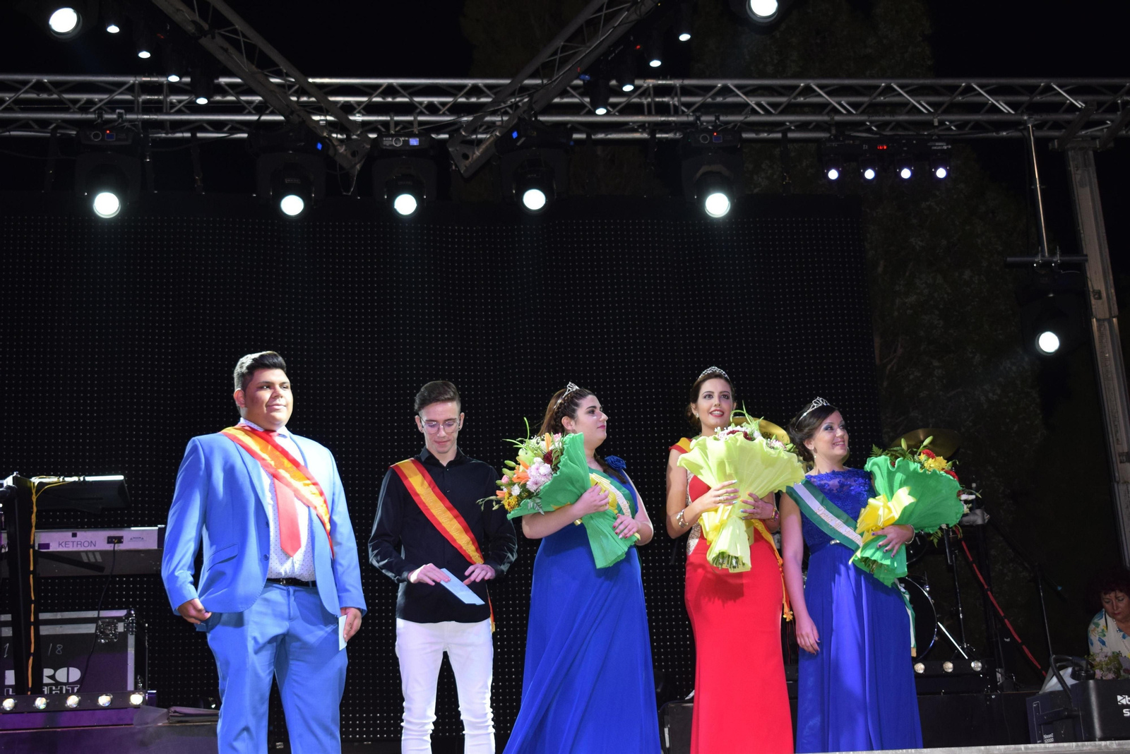 Los místeres juveniles junto a las damas y reina juvenil.