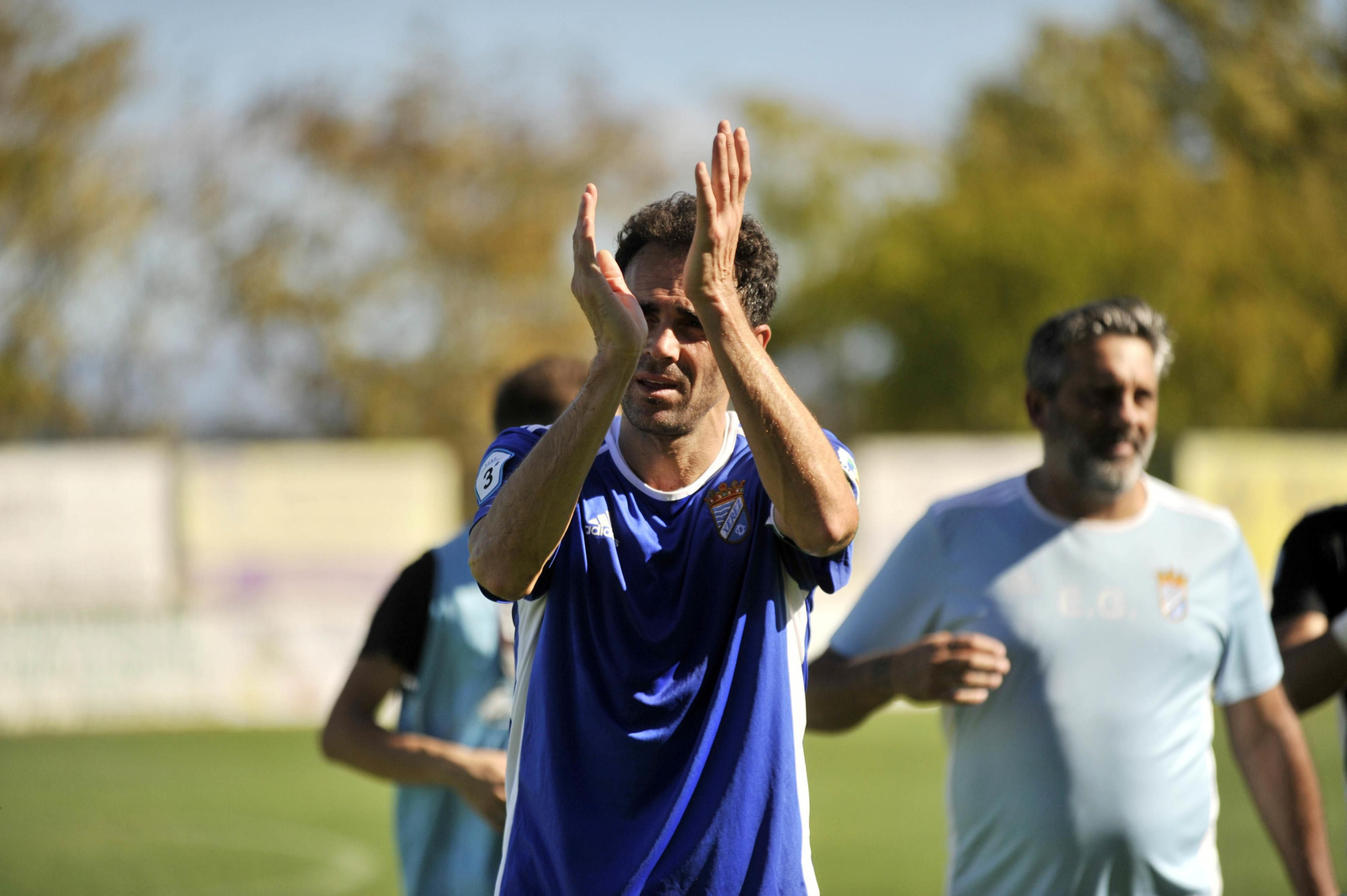 Pedro Carrión aplaude a los aficionados a la conclusión del partido.