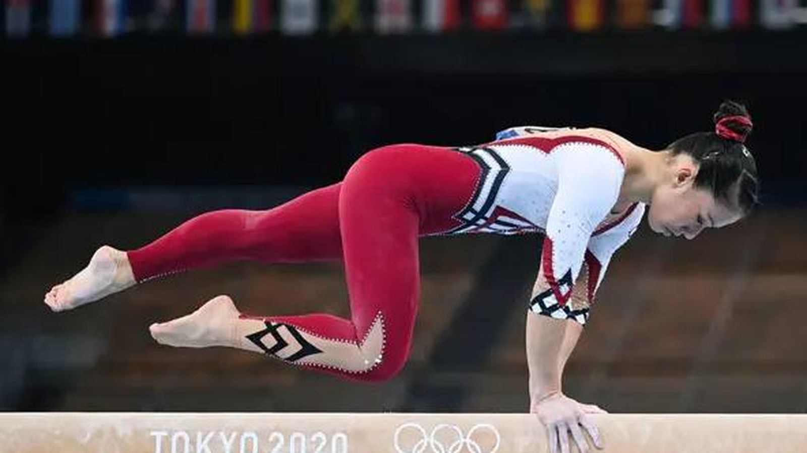 Gimnasta olímpica del quipo alemán realizando un ejercicio