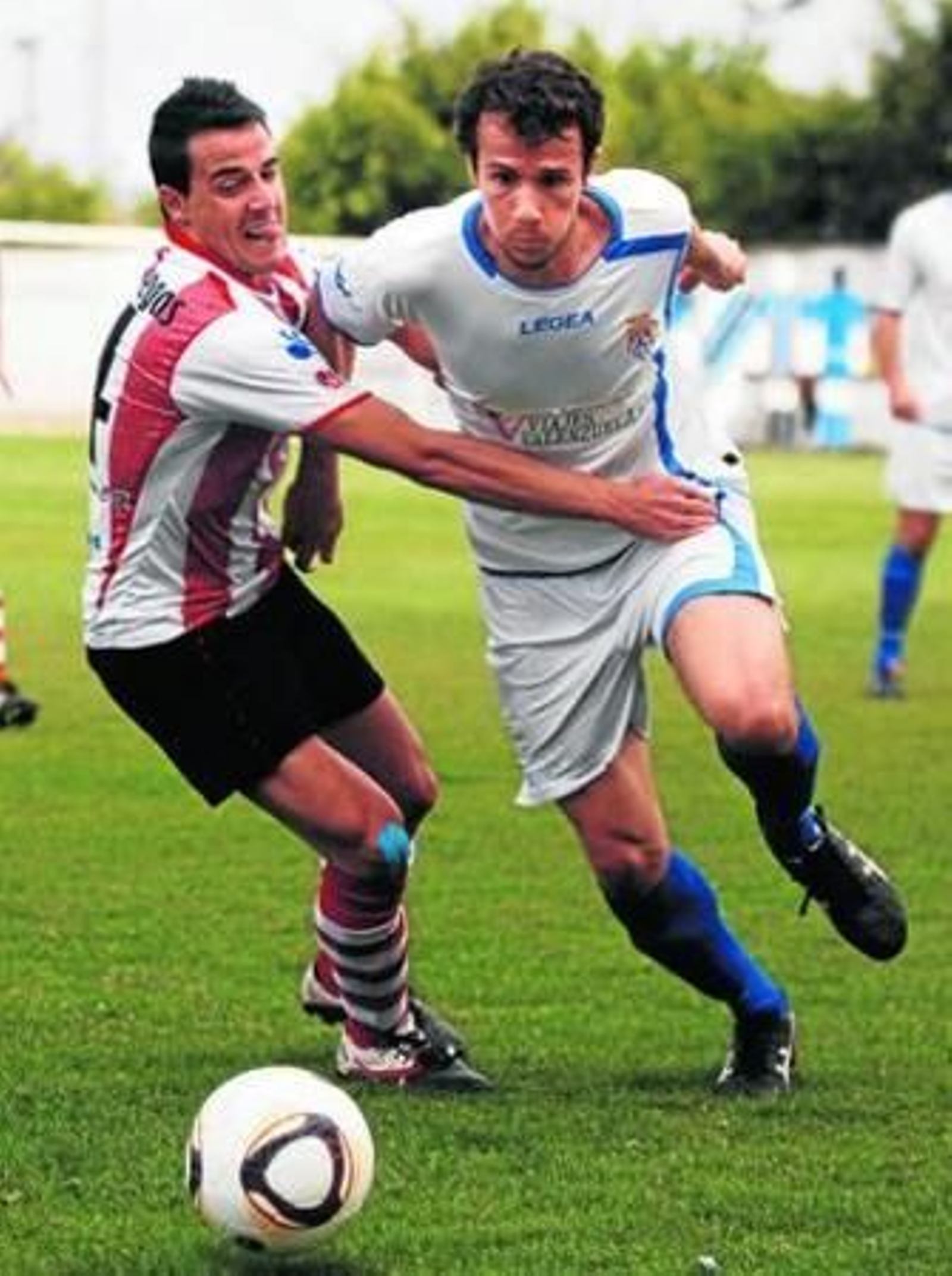 Dani Venegas trata de frenar el avance de un jugador arcense.