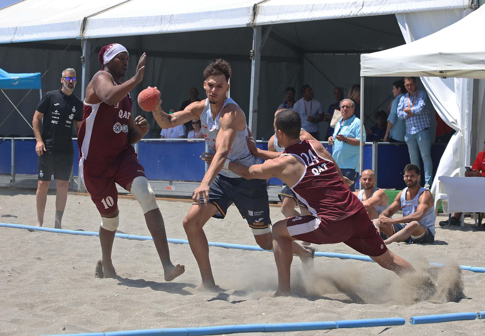 Fotos del domingo en el Internacional de España de balonmano playa de La Línea