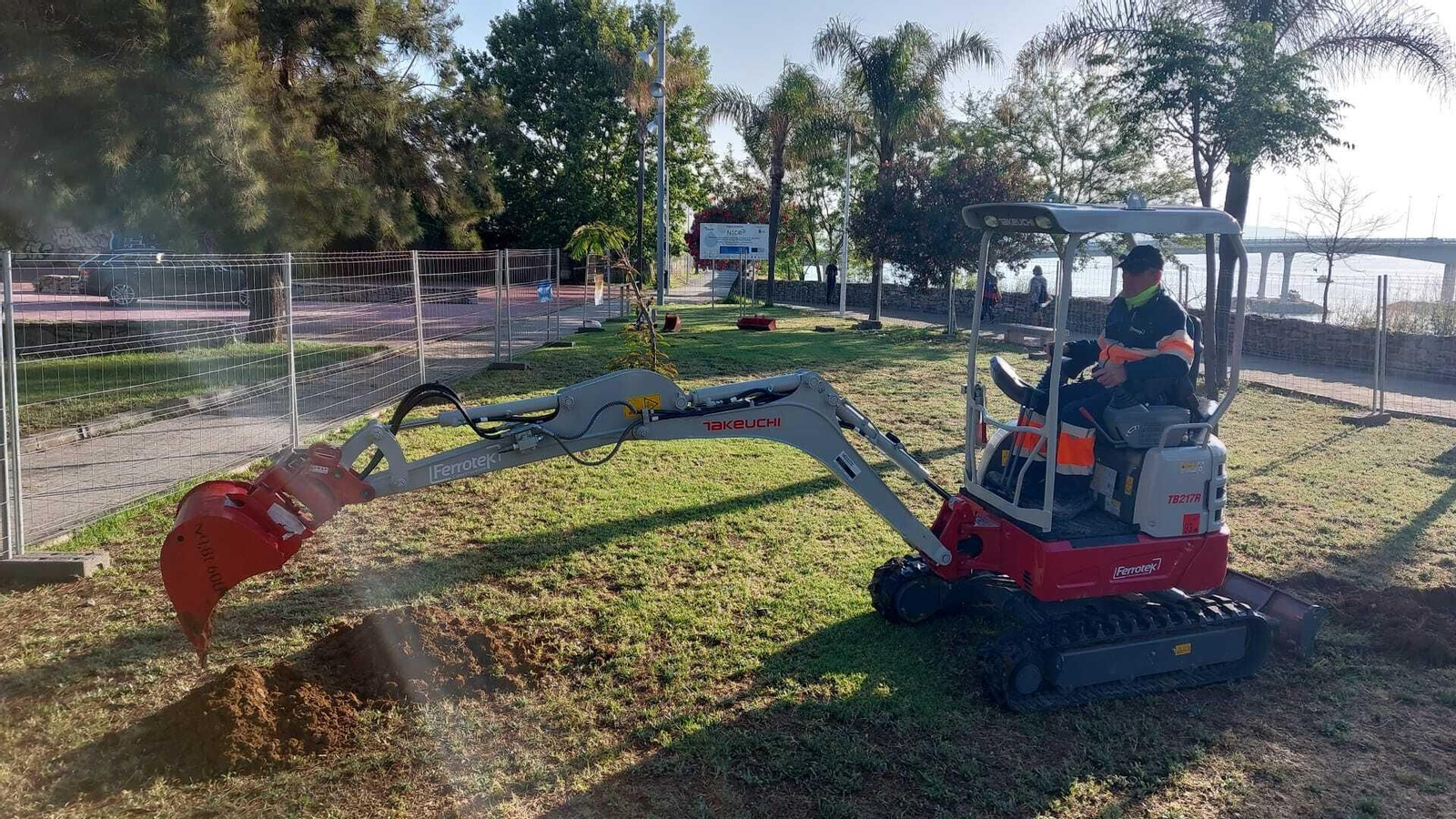 El inicio de las obras del parque humedal junto al IES Torre Almirante.