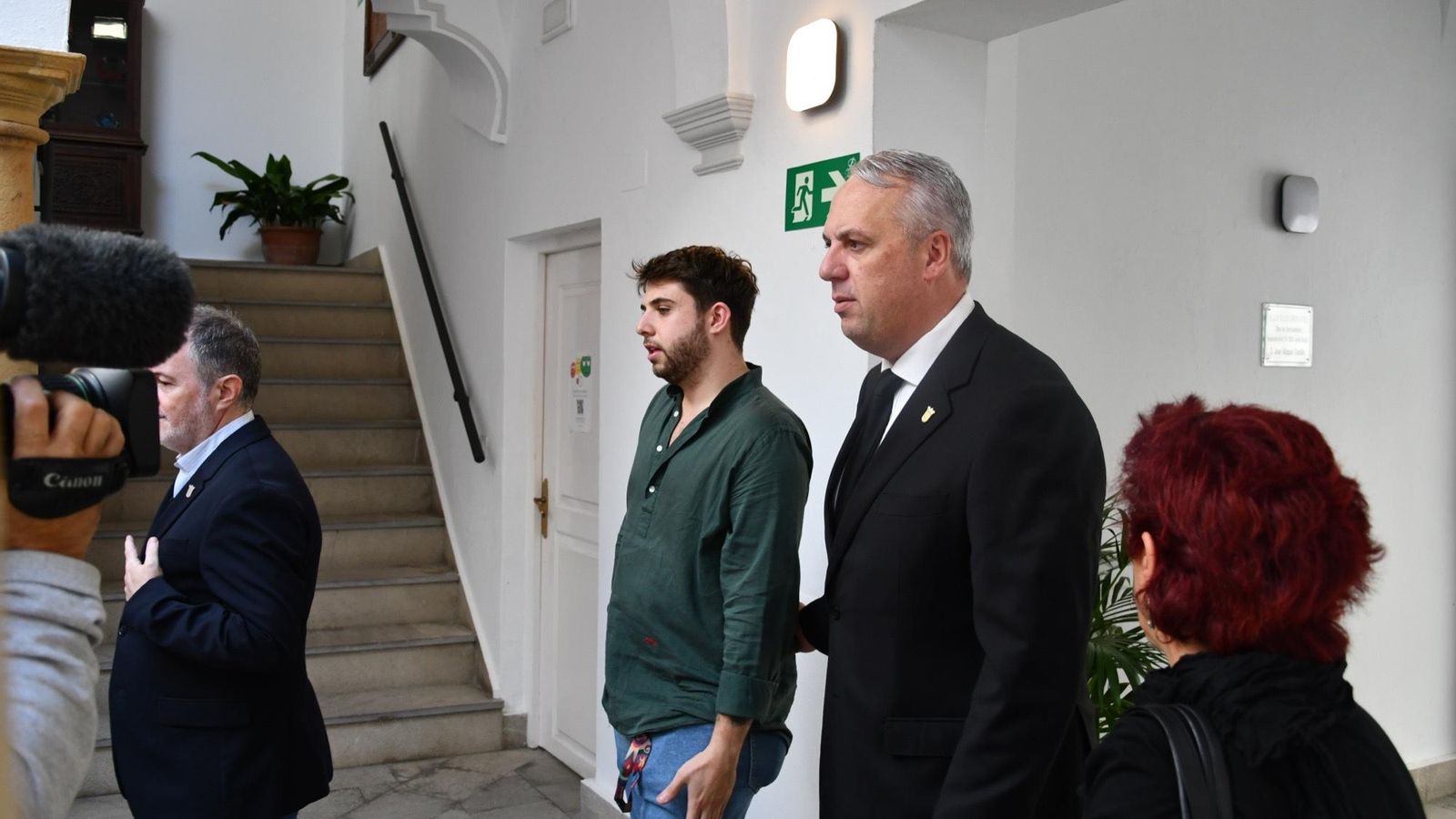 Alejandro, hijo de Carlos Pacheco, llega a la capilla ardiente acompañado del alcalde, Juan Carlos Ruiz Boix. Alejandro, hijo de Carlos Pacheco, llega a la capilla ardiente acompañado del alcalde, Juan Carlos Ruiz Boix.