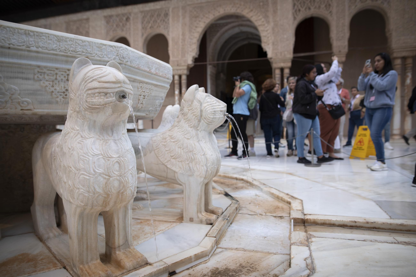 Un grupo de turistas ante el Patio de los Leones.