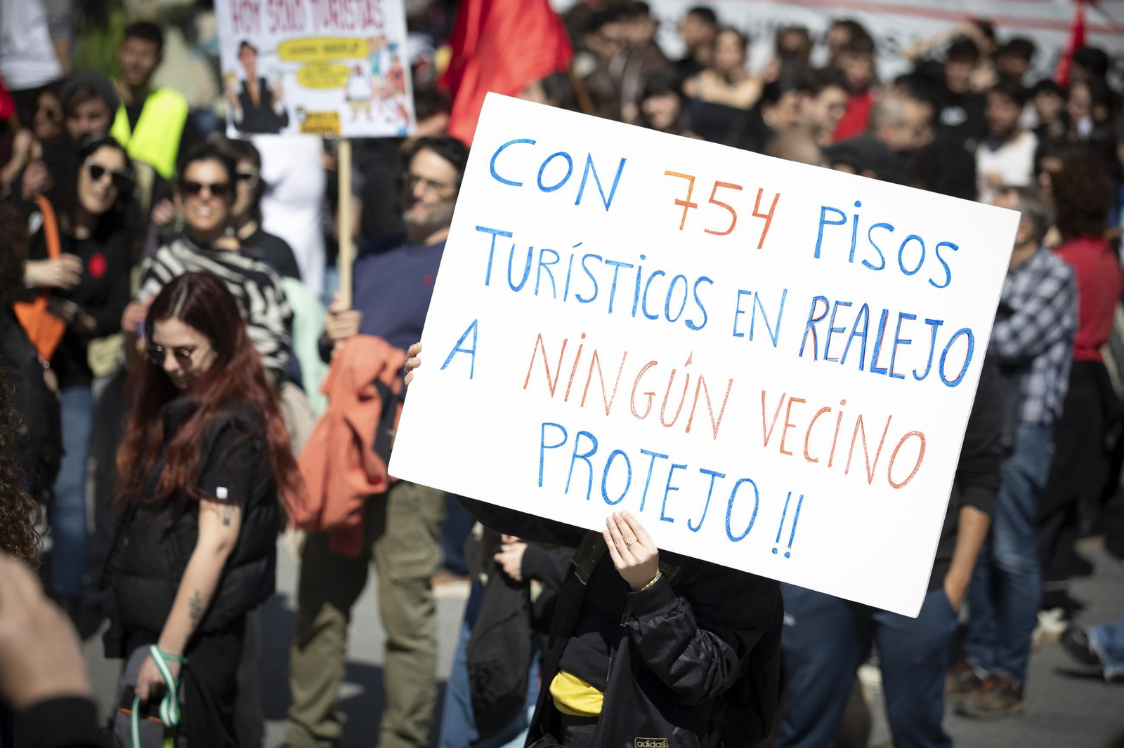 Todas las imágenes de la manifestación contra "el negocio de la vivienda" en Granada
