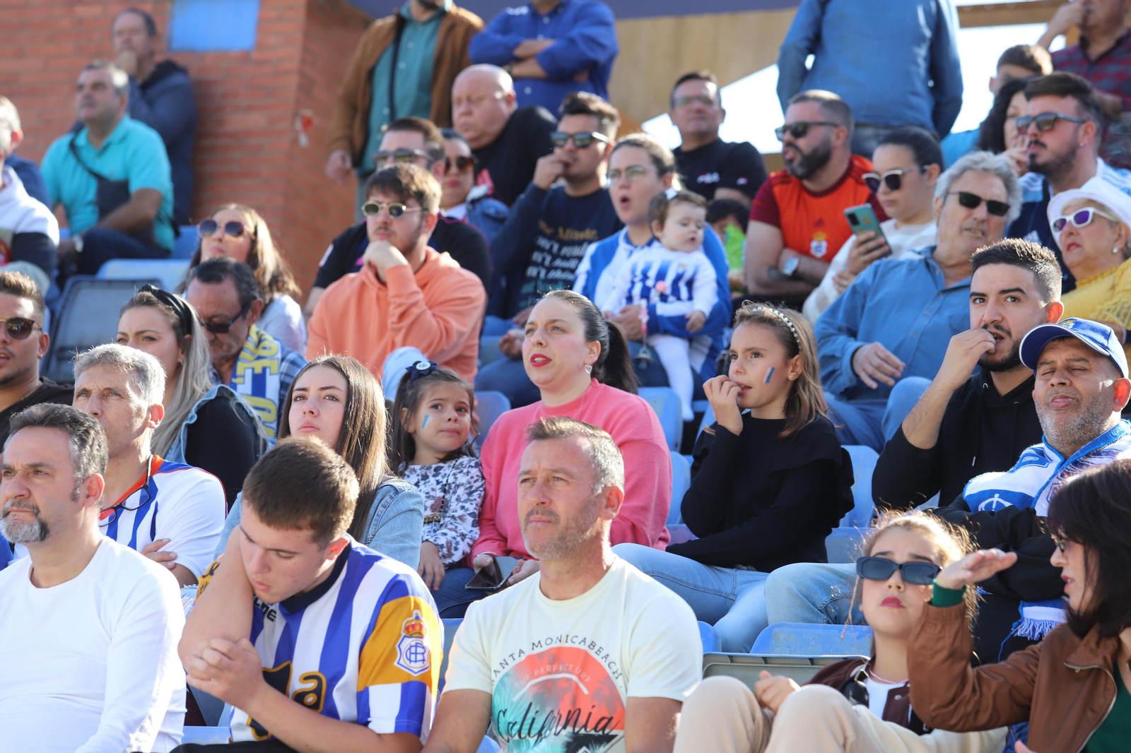 Imágenes del gran ambiente en el Nuevo Colombino para ver el  Recre-Burgos
