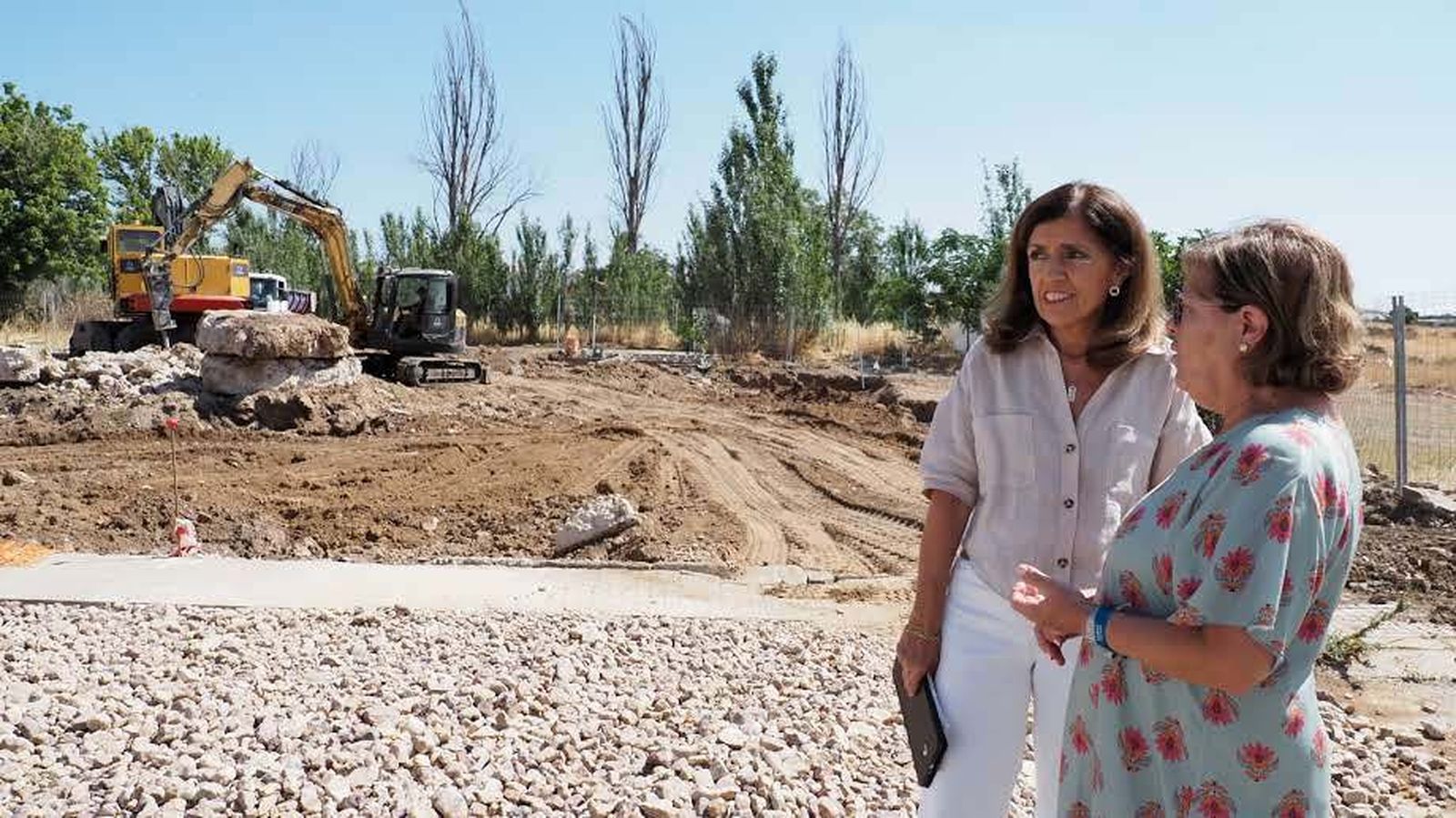María Jesús Botella visita las obras del centro de salud.
