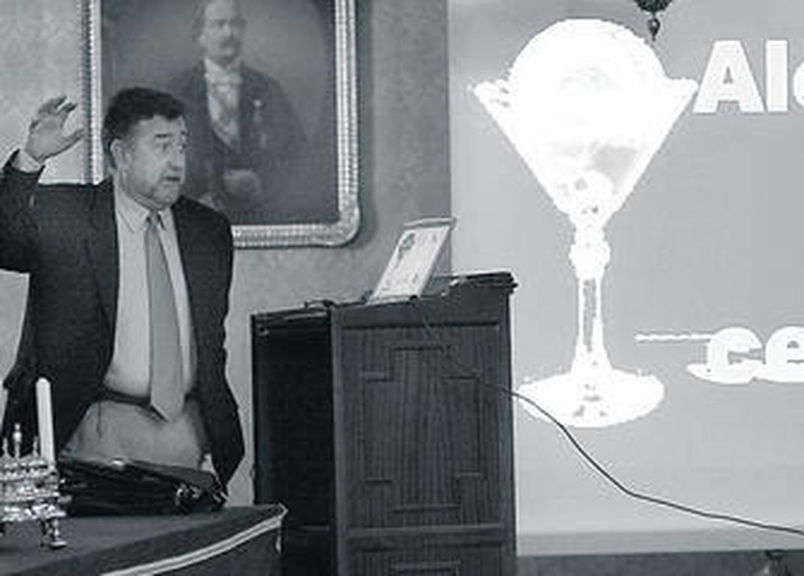 El catedrático Juan Gibert durante una charla sobre los efectos del alcohol en el cerebro.