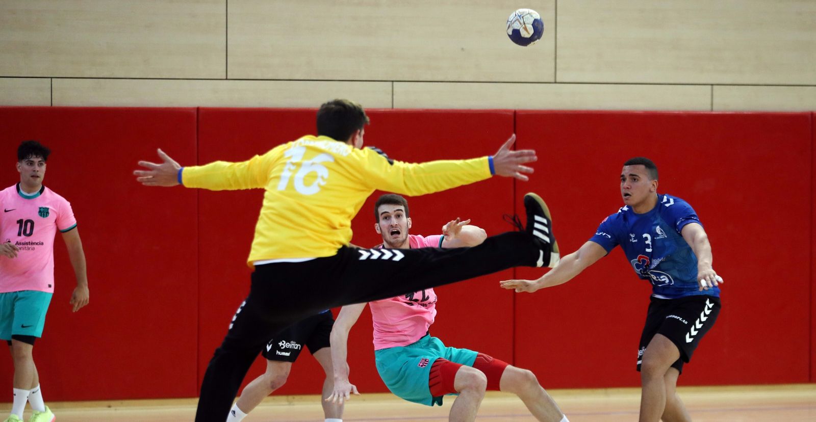Fernando Torres, portero del Córdoba BM, intenta evitar un tanto del Barça B.