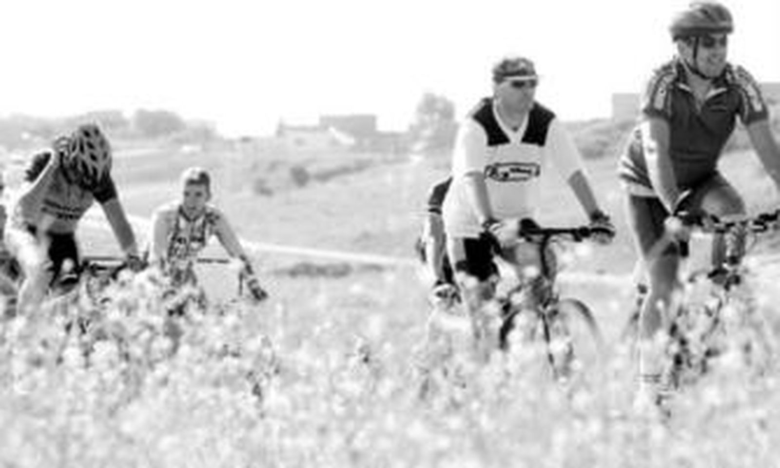 Unos ciclistas pasean por uno de los muchos caminos que ofrece el Campo de Gibraltar para practicar 'mountain bike'.
