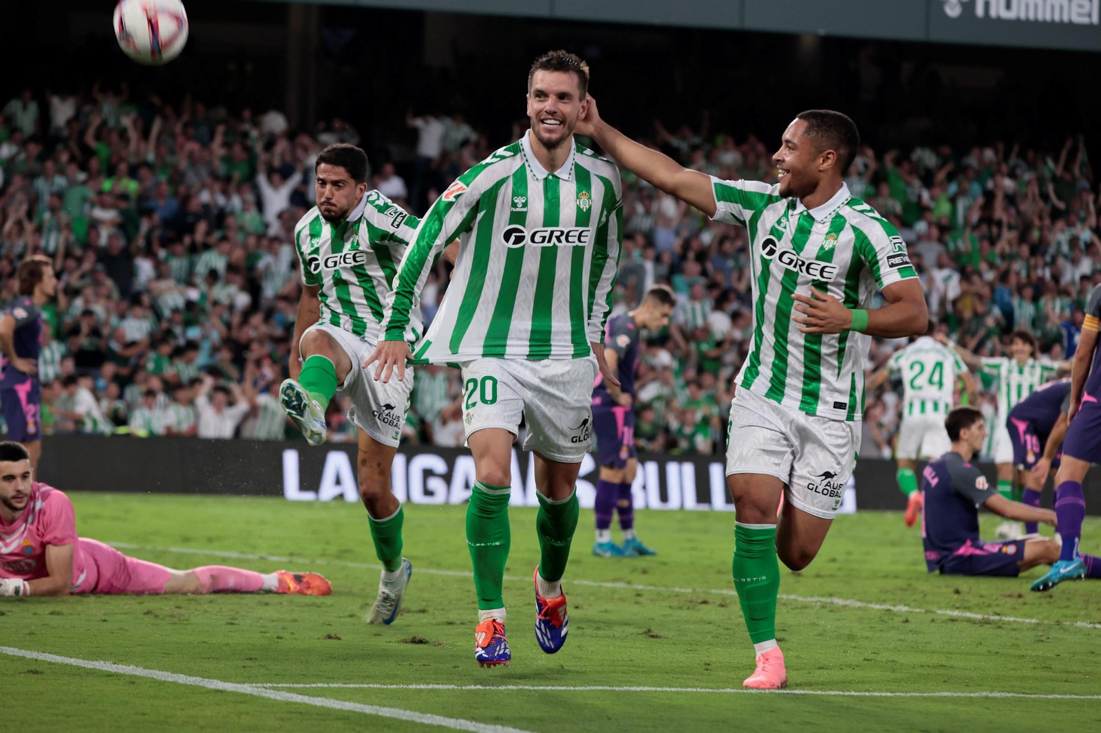 Lo Celso festeja el gol del triunfo junto a Vitor Roque.