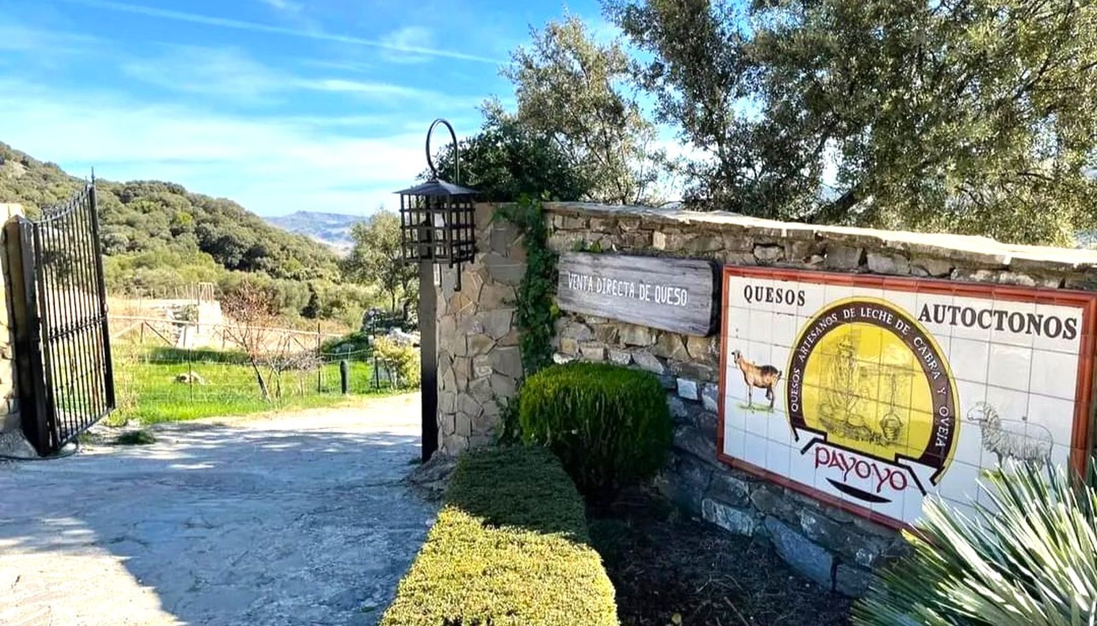 Entrada principal de la Finca Las Hazuelas, en Grazalema