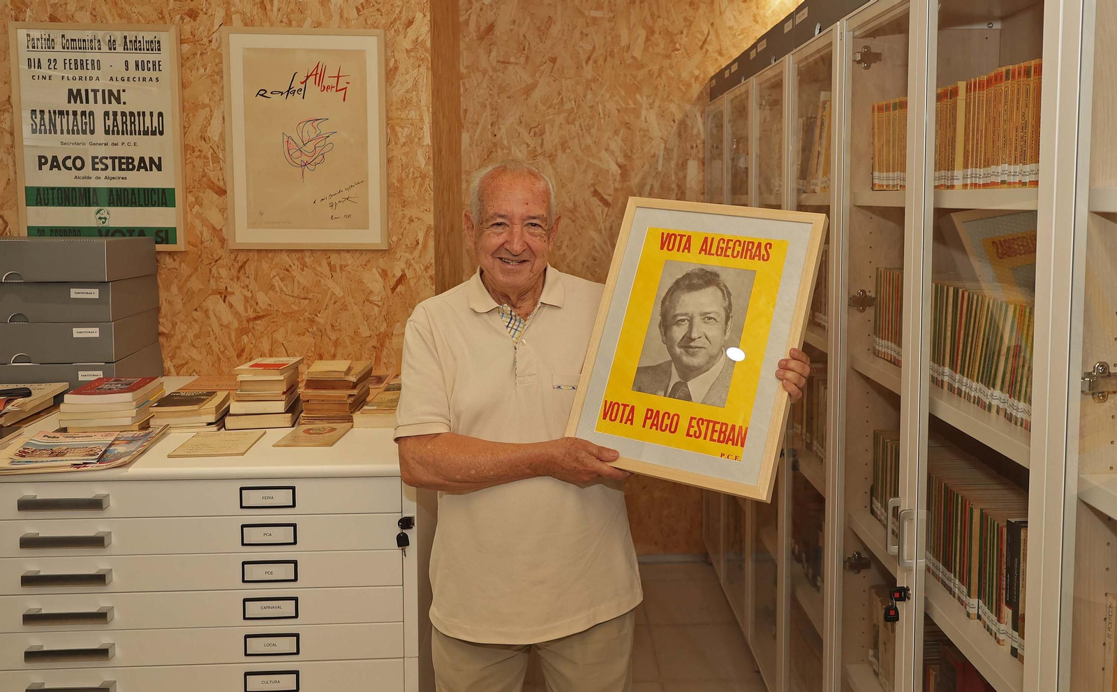 Donanción de la biblioteca y el fondo domucomental de Paco Esteban a la UCA, en imágenes