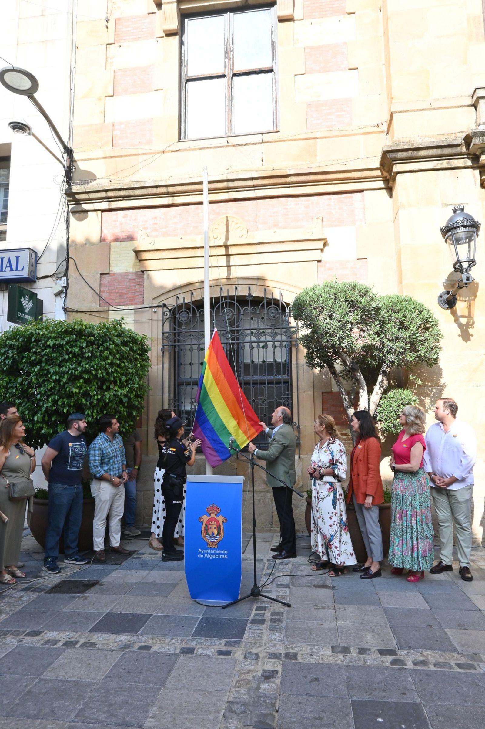 Izada de la bandera LGTBI en Algeciras.