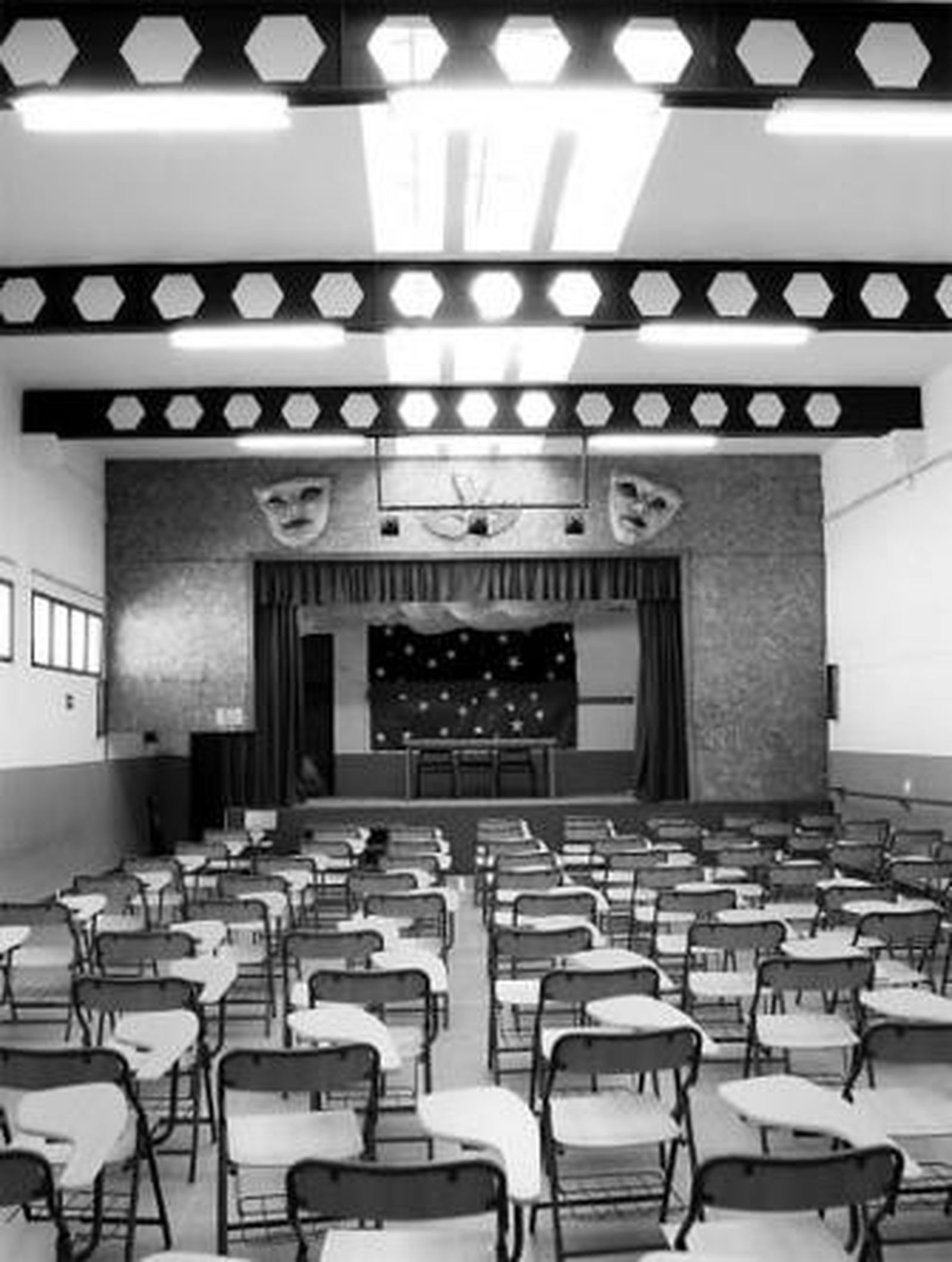 1. Imagen del salón de actos de la Escuela Oficial de Idiomas. 2. Los nuevos y avanzados equipos del laboratorio de idiomas se instalaron antes de las pasadas navidades . 3. Una de las aula del centro. FOTOS: JESÚS MARÍN