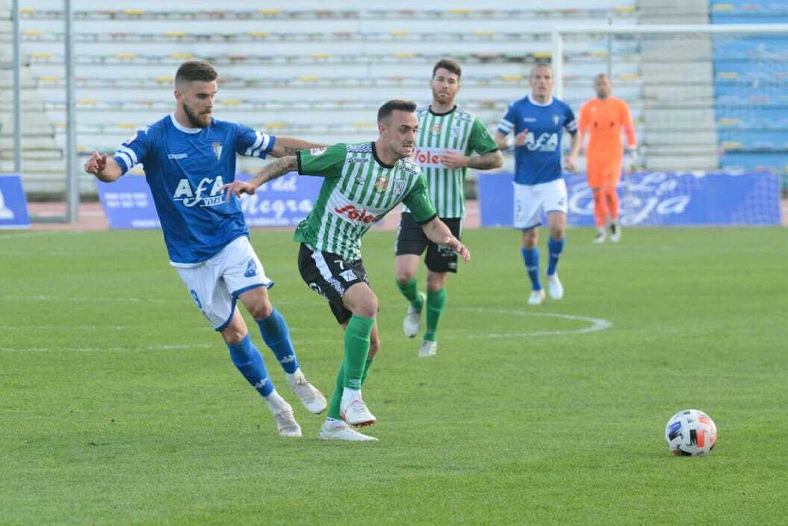 Francis Ferrón pugna con Arasa por el control del balón.