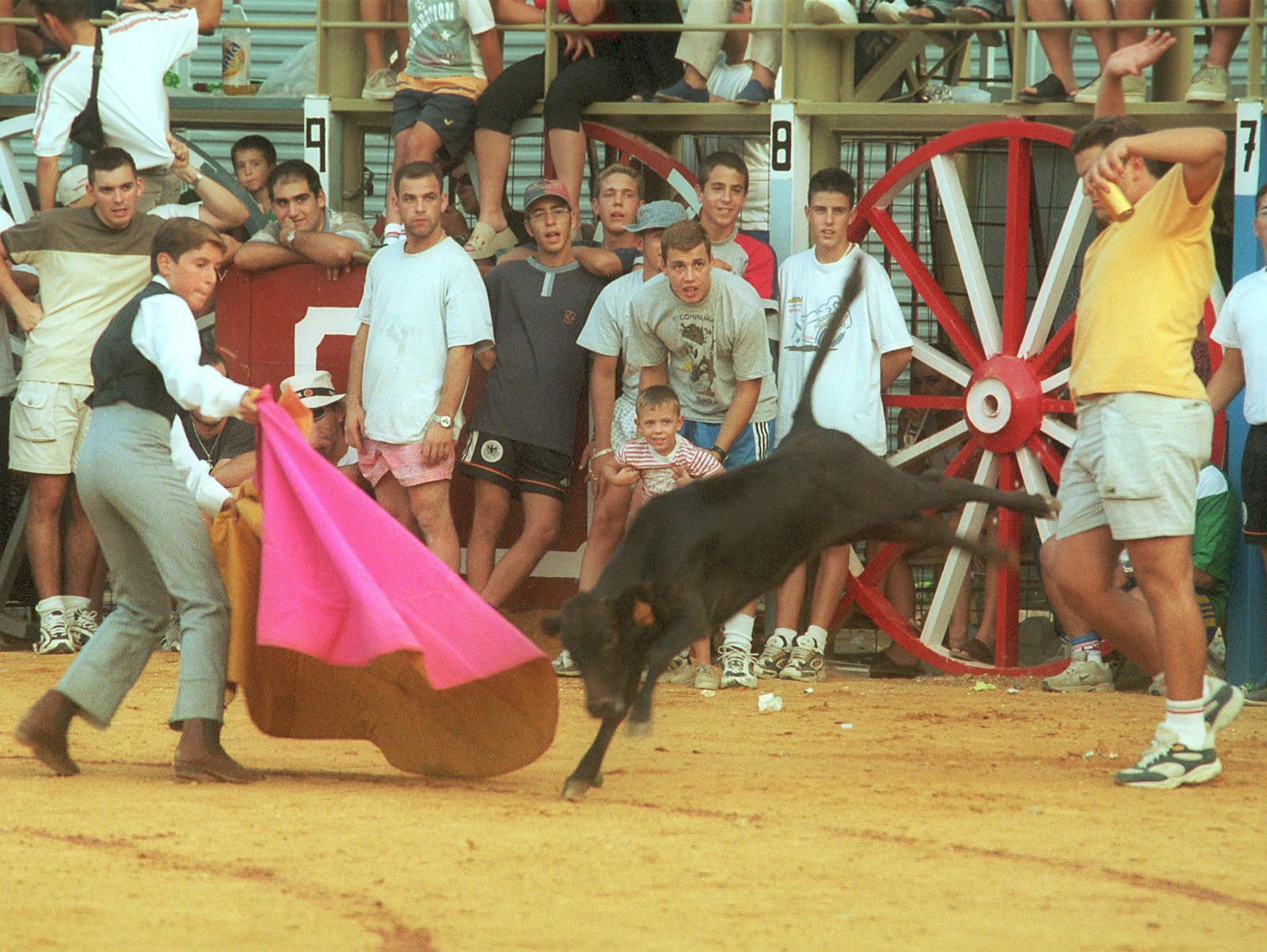 Imagen de archivo de una capea popular en la típica plaza de toros de La Algaba.