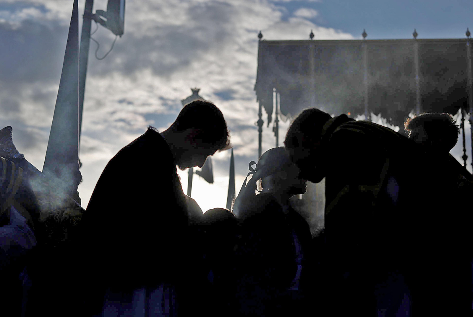 Imágenes de la procesión del Descendimiento por las  calles de Huelva