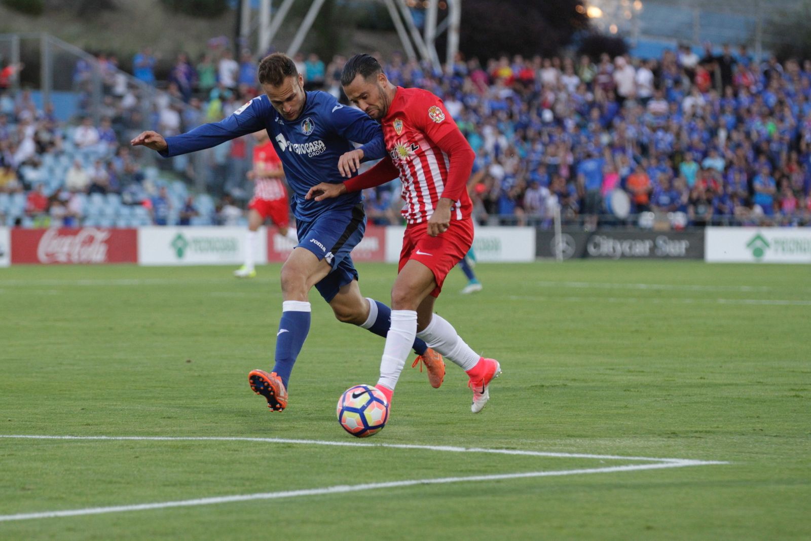 Quique intenta zafarse de la marca de Juan Cala, autor del 3-0.