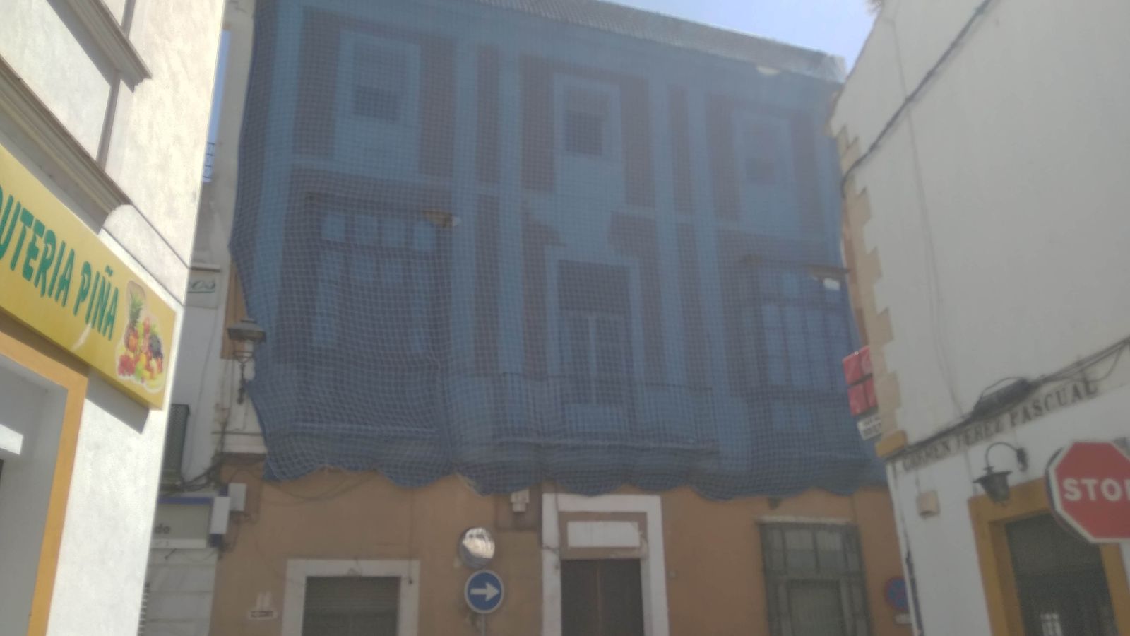 La fachada lleva ya mucho tiempo con una malla que impide hasta la entrada de la luz.