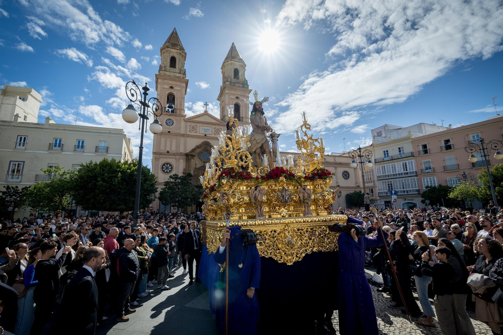 Imágenes de la salida de Columna en la Semana Santa de Cádiz 2025