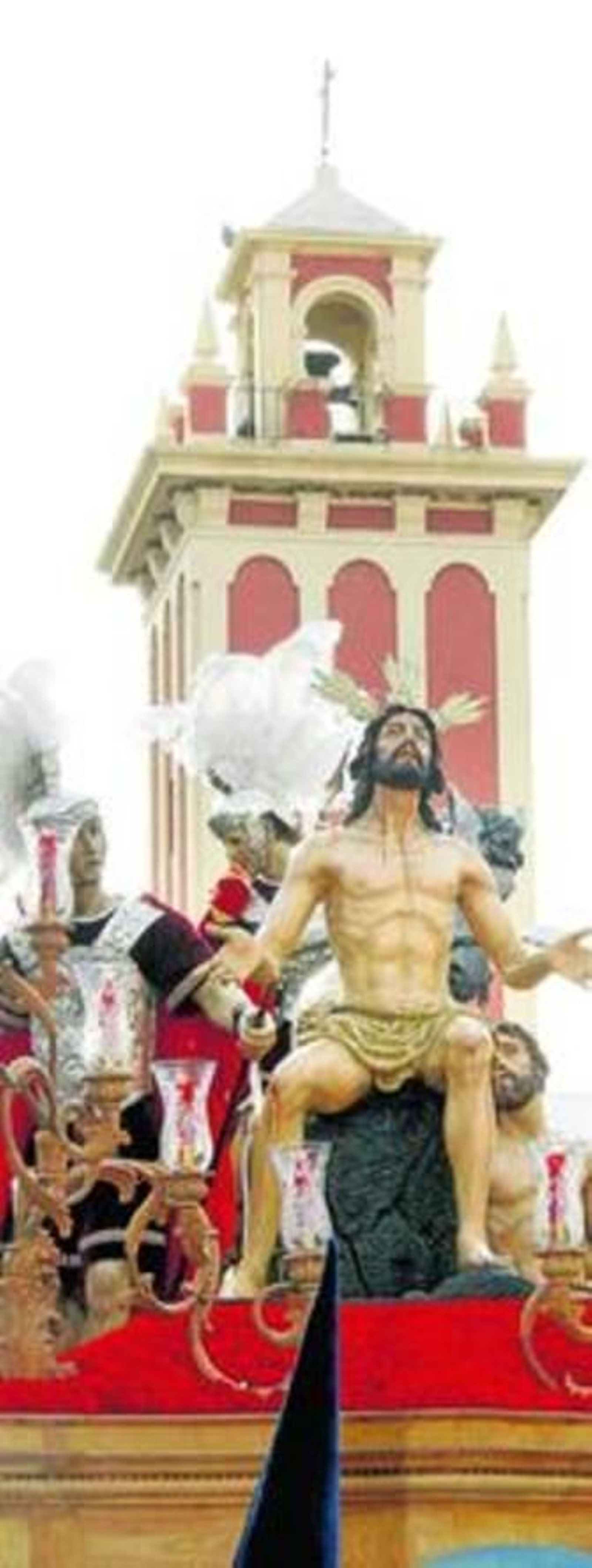 Paso de Ntro. Padre Jesús de las Penas ante la torre de la iglesia de San Isidro.