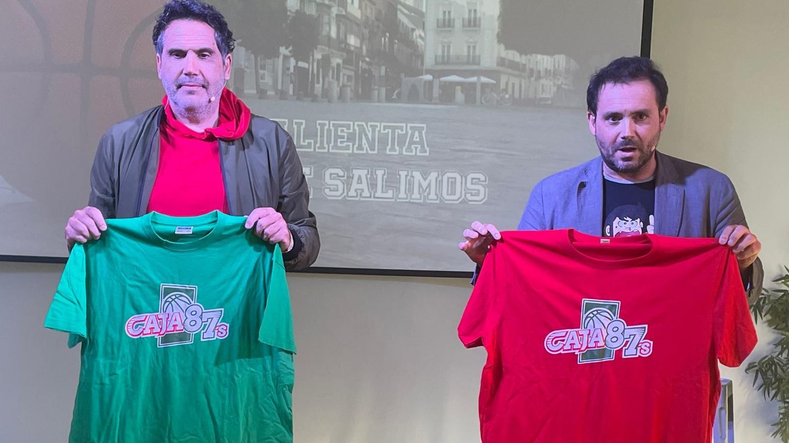 Los hermanos Crespo posan con los colores, verde y rojo, del Caja 87.