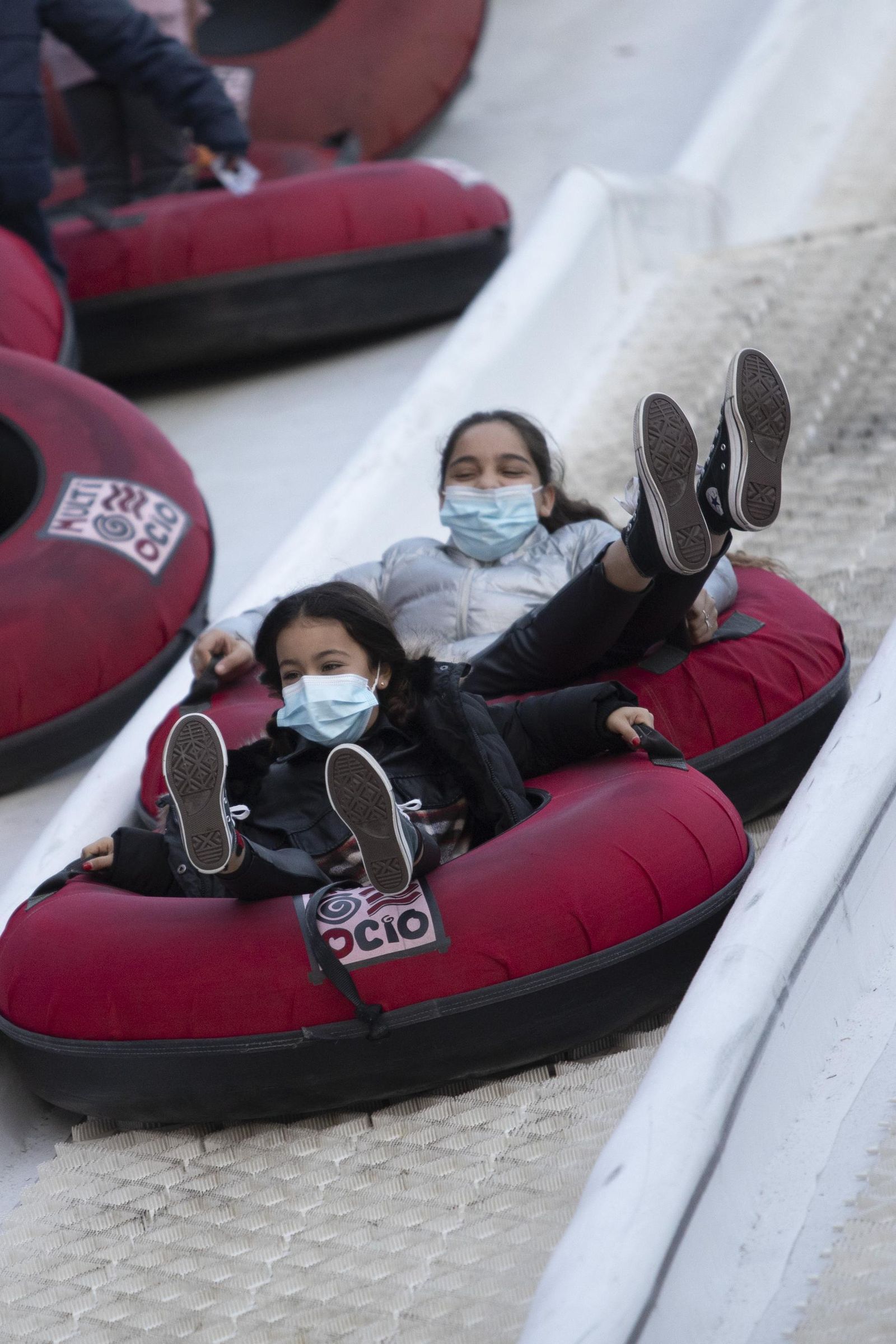 Multitud de visitantes y ambiente navideño en Granada durante el puente, en imágenes