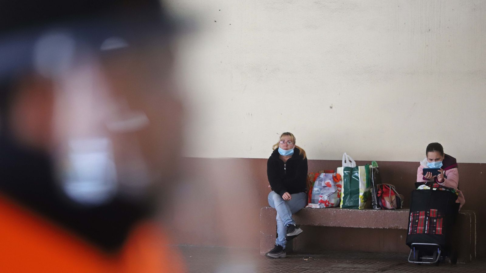 Reparto de mascarillas en las estaciones de autobús del Campo de Gibraltar