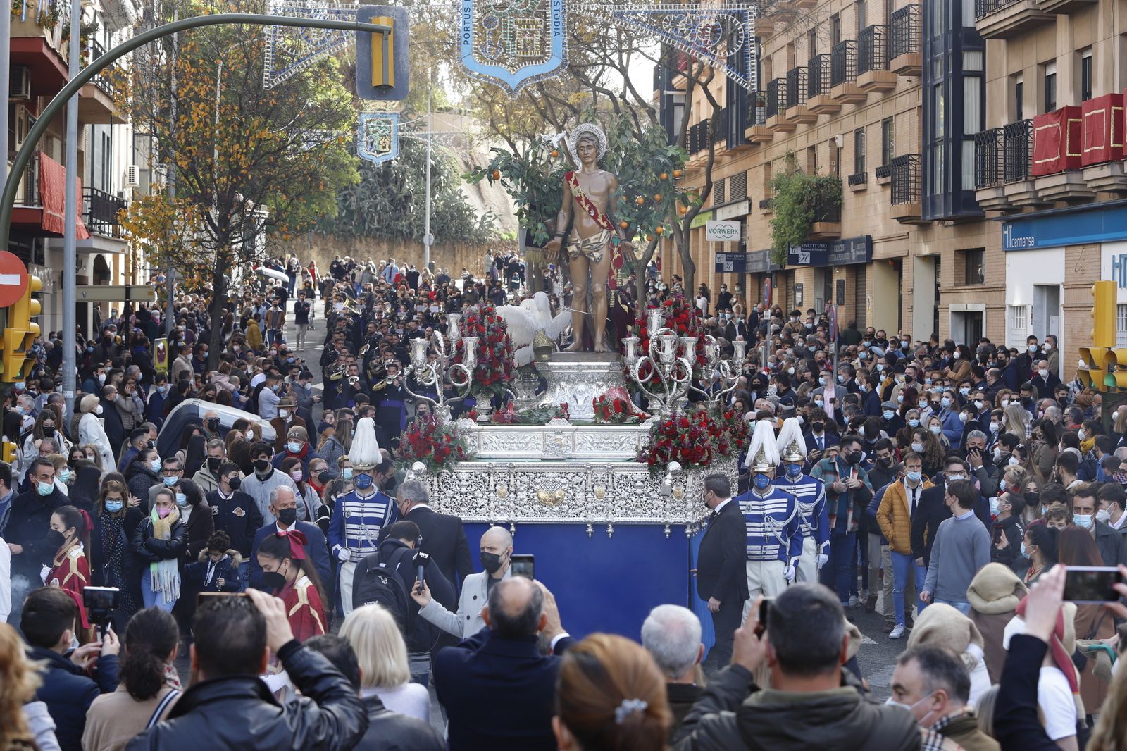 Imágenes del ambiente en la procesión de San Sebastián en Huelva