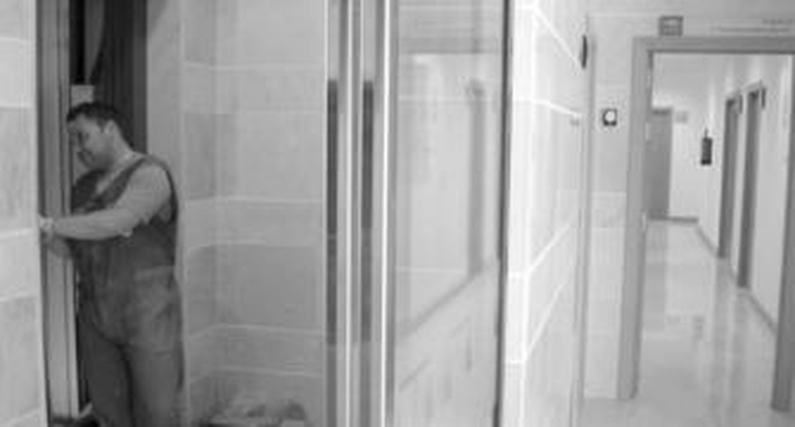 Un técnico coloca uno de los ascensores, ayer en el Palacio de Justicia rondeño.