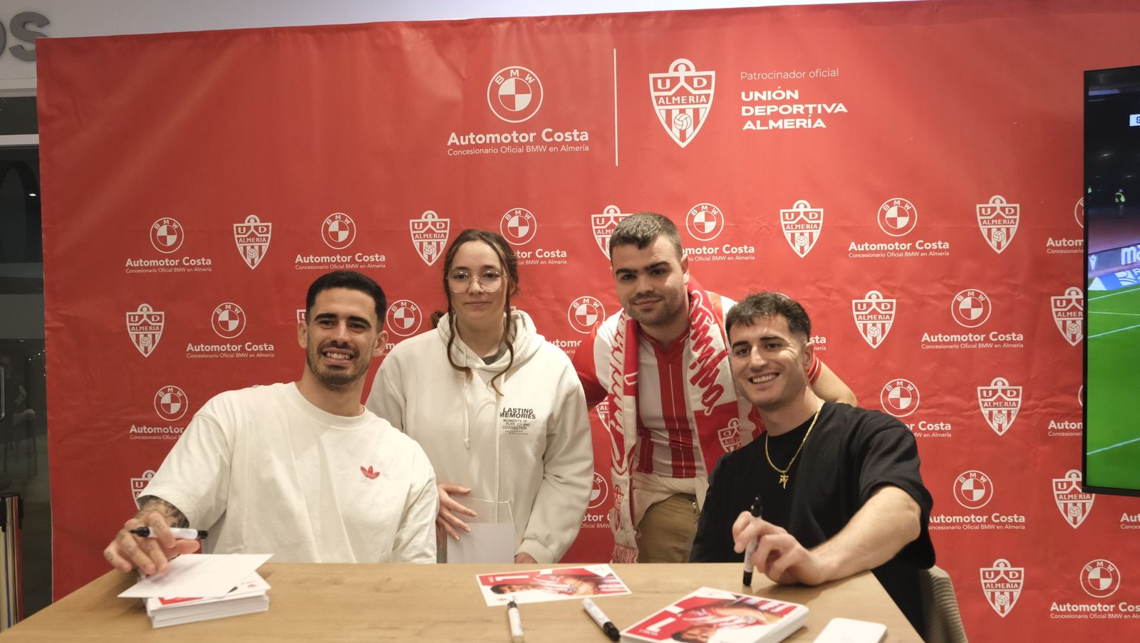 La firma de autógrafos de Jon Morcillo y Miguel de la Fuente en Automotor Costa BMW