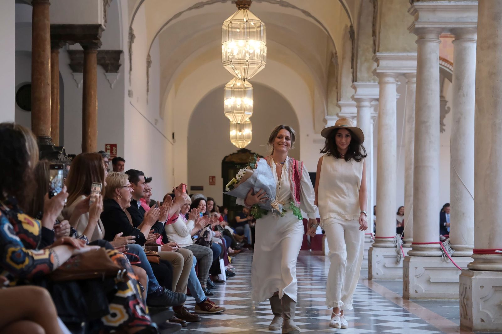 El desfile benéfico de la Asociación Alzheimer Córdoba 2023, en imágenes