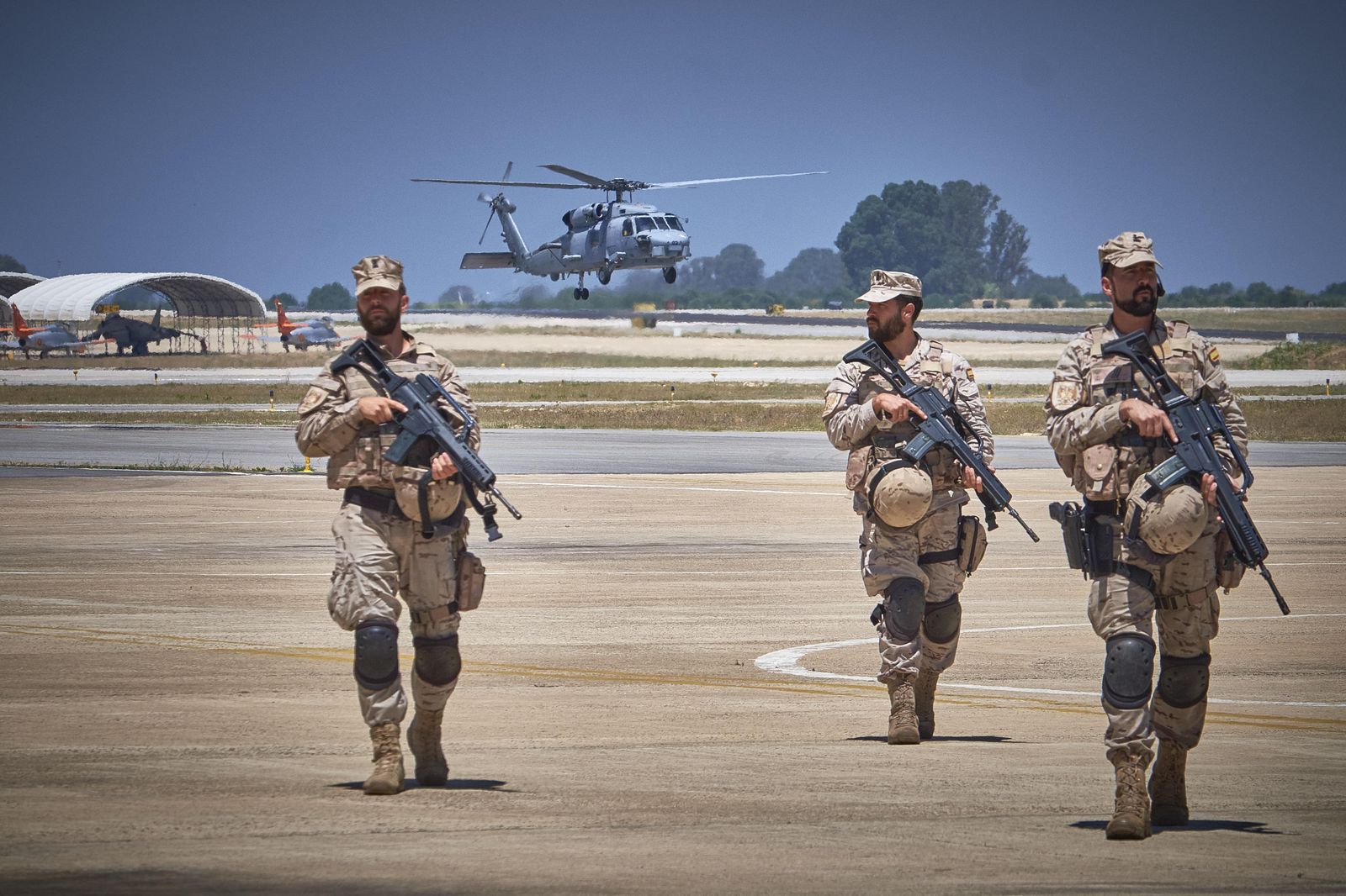 Infantes de Marina patrullan las pistas del aeropuerto con el fin de asegurar su operatividad frente a elementos hostiles.